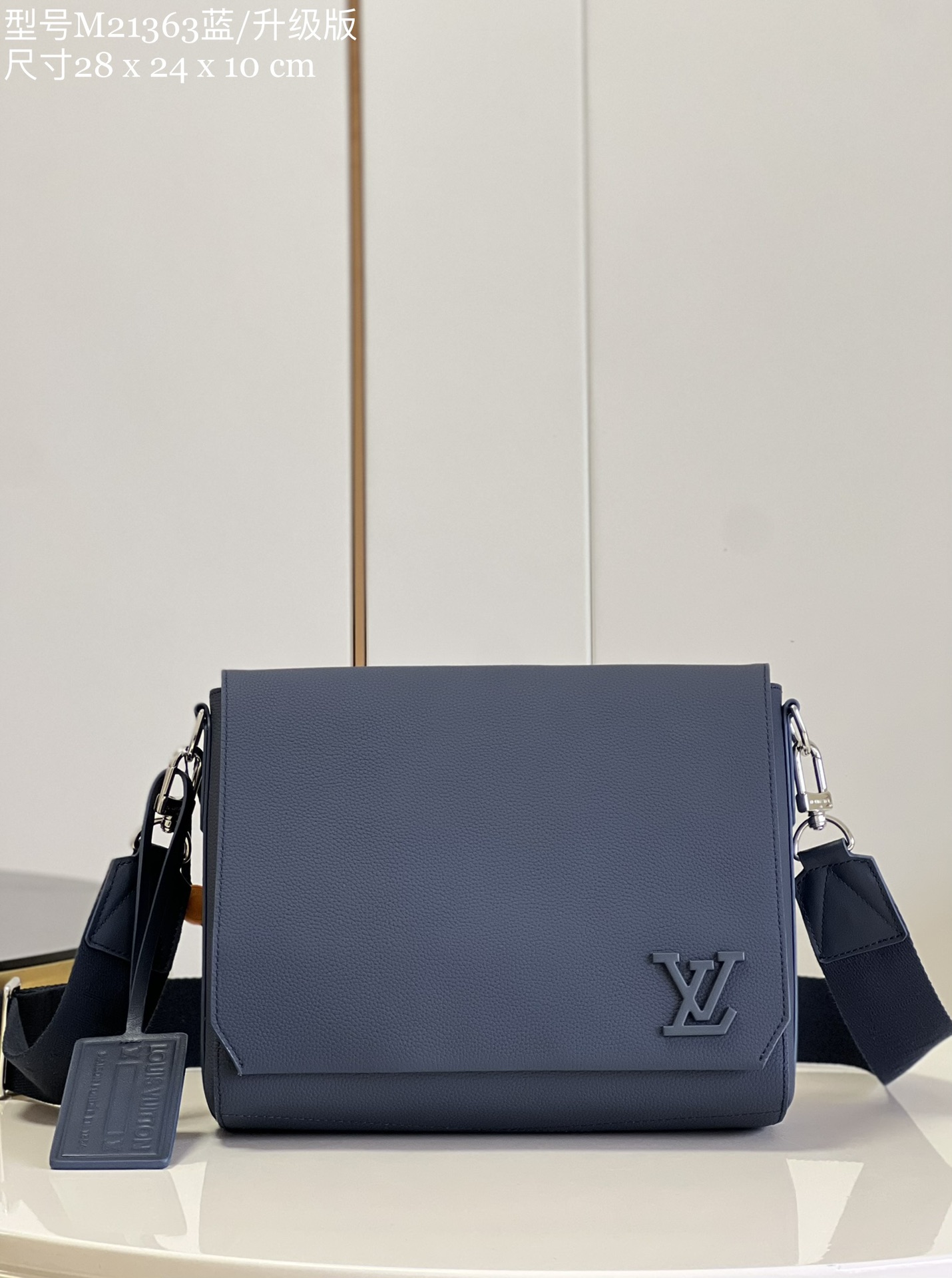 NO:399388,【Exclusive real photo M21363 blue/upgrade version】M59327 M57080 new postman bag reveals the modern style of Aerogram leather, its soft texture and oblique cut corners pointing the inspiration of the old aviation letterhead, evoking memory of Louis Vuitton travel heritage. Metal LV logo and customizable label finishing touch details, compartment and magnetic buckle opening and closing add functional design. Dimensions 28 x 24 x 10 cm (length x height x width) E.800, LV [original leather], louis vuitton, louis vuitton19860909【独家实拍 M21363蓝/升级版】M59327 M57080 新款邮差包流露 Aerogram 皮革的摩登格调,其柔软质感和斜裁边角点明旧式航空信笺的灵感启发,唤起对路易威登旅行传承的记忆.金属 LV 标识和可定制标签点睛细节,隔层和磁扣开合再添功能设计.尺寸28 x 24 x 10 厘米 (长度 x 高 x 宽) E.800,LV【原厂皮】,louis vuitton,louis vuitton,Bag