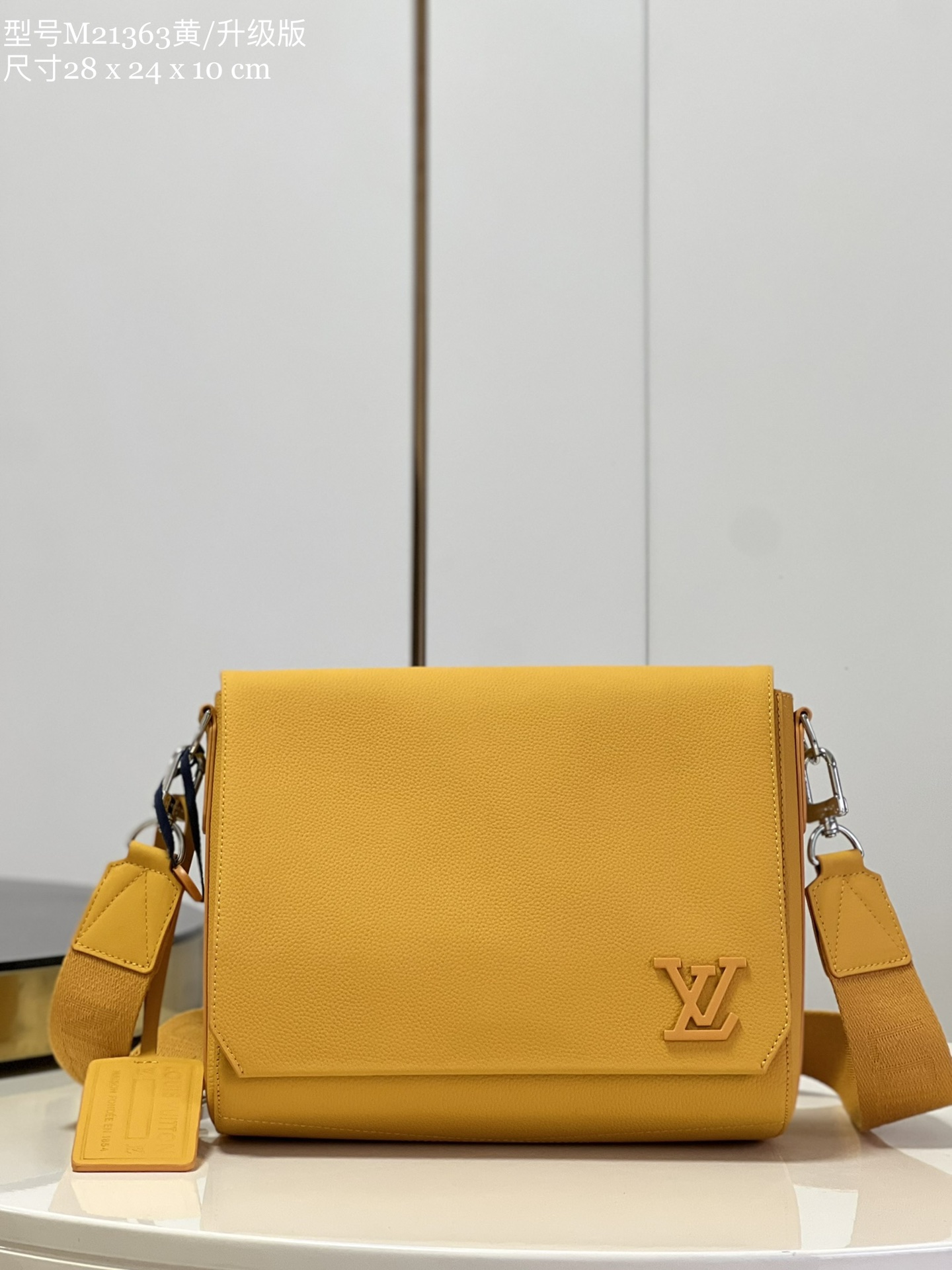 NO:399394,【Exclusive real photo M21363 yellow/upgraded version】M59327 M57080 new postman bag reveals the modern style of Aerogram leather, its soft texture and oblique cut corners pointing the inspiration of the old aviation letterhead, evoking memory of Louis Vuitton travel heritage. Metal LV logo and customizable label finishing touch details, compartment and magnetic buckle opening and closing add functional design. Dimensions 28 x 24 x 10 cm (length x height x width) E.800, LV [original leather], louis vuitton, louis vuitton19860909【独家实拍 M21363黄/升级版】M59327 M57080 新款邮差包流露 Aerogram 皮革的摩登格调,其柔软质感和斜裁边角点明旧式航空信笺的灵感启发,唤起对路易威登旅行传承的记忆.金属 LV 标识和可定制标签点睛细节,隔层和磁扣开合再添功能设计.尺寸28 x 24 x 10 厘米 (长度 x 高 x 宽) E.800,LV【原厂皮】,louis vuitton,louis vuitton,Bag
