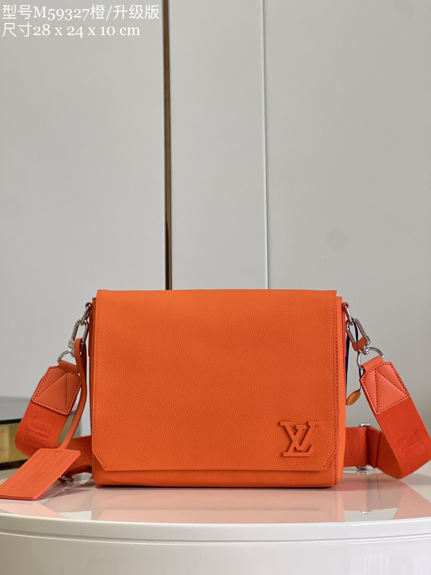 NO:399396,【Exclusive real photo M59327 Orange/Updated version】M21363 M57080 New Postman Bag reveals the modern style of Aerogram leather, its soft texture and oblique cut corners pointing the inspiration of the old aviation letterhead, evoking memory of Louis Vuitton travel heritage. Metal LV logo and customizable label finishing touch details, compartment and magnetic buckle opening and closing add functional design. Dimensions 28 x 24 x 10 cm (length x height x width) E.800, LV [original leather], louis vuitton, louis vuitton19860909【独家实拍 M59327橙/升级版】M21363 M57080 新款邮差包流露 Aerogram 皮革的摩登格调,其柔软质感和斜裁边角点明旧式航空信笺的灵感启发,唤起对路易威登旅行传承的记忆.金属 LV 标识和可定制标签点睛细节,隔层和磁扣开合再添功能设计.尺寸28 x 24 x 10 厘米 (长度 x 高 x 宽) E.800,LV【原厂皮】,louis vuitton,louis vuitton,Bag
