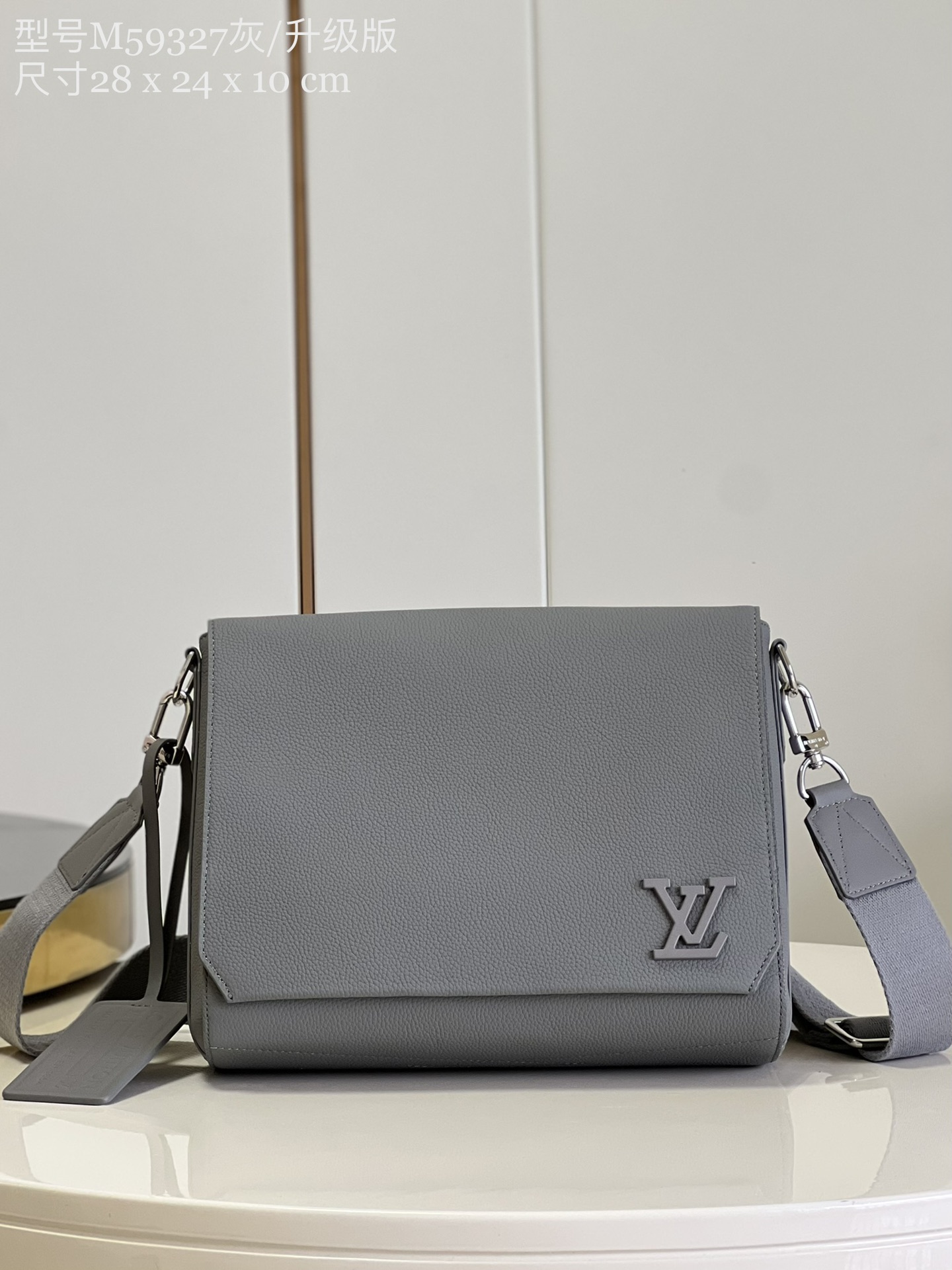 NO:399398,【Exclusive real photo M59327 gray/upgrade version】M21363 M57080 new postman bag reveals the modern style of Aerogram leather, its soft texture and oblique cut corners pointing the inspiration of the old aviation letterhead, evoking memory of Louis Vuitton travel heritage. Metal LV logo and customizable label finishing touch details, compartment and magnetic buckle opening and closing add functional design. Dimensions 28 x 24 x 10 cm (length x height x width) E.800, LV [original leather], louis vuitton, louis vuitton19860909【独家实拍 M59327灰/升级版】M21363 M57080 新款邮差包流露 Aerogram 皮革的摩登格调,其柔软质感和斜裁边角点明旧式航空信笺的灵感启发,唤起对路易威登旅行传承的记忆.金属 LV 标识和可定制标签点睛细节,隔层和磁扣开合再添功能设计.尺寸28 x 24 x 10 厘米 (长度 x 高 x 宽) E.800,LV【原厂皮】,louis vuitton,louis vuitton,Bag