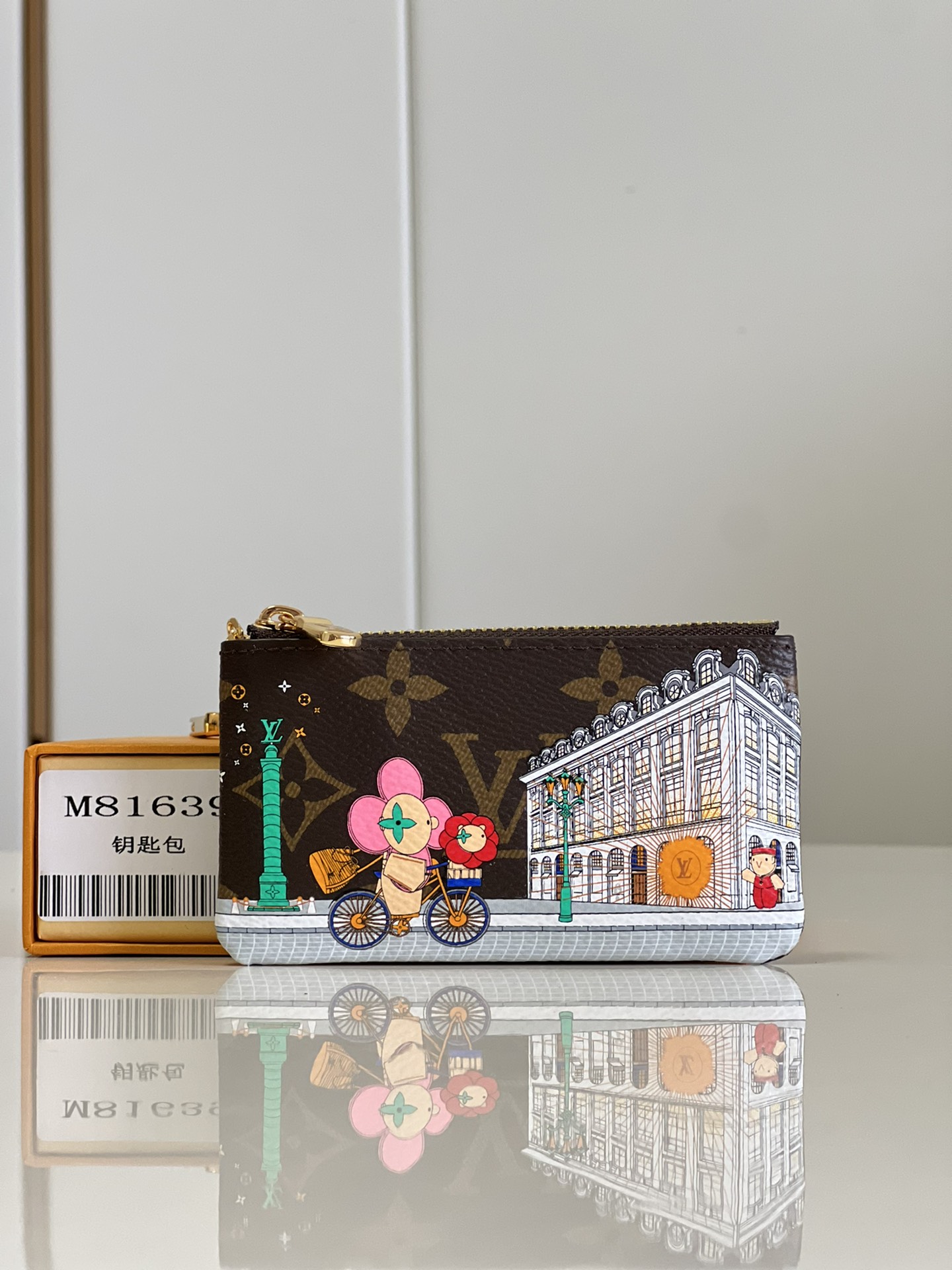 NO:399431,【Exclusive real shot M81639】Vivienne Holidays series launches a limited-edition key bag, depicting the Louis Vuitton mascot Vivienne visiting the boutiques in Paris’ Vendôme Square and celebrating the spirit of free travel. The Monogram canvas configuration can accommodate cash and cards, and can also be used as a collection or gift. Size 12 x 7 x 1.5 cm (length x height x width) Z.,LV [original leather],louis vuitton,louis vuitton19860909【独家实拍 M81639】Vivienne Holidays 系列推出限定款钥匙包,描绘路易威登吉祥物 Vivienne 游览巴黎旺多姆广场的精品店之景,赞颂自由旅行精神.Monogram 帆布构型可容纳现金和卡片,亦可作为收藏或馈赠之选.尺寸12 x 7 x 1.5 厘米 (长度 x 高 x 宽) Z.,LV【原厂皮】,louis vuitton,louis vuitton,Bag