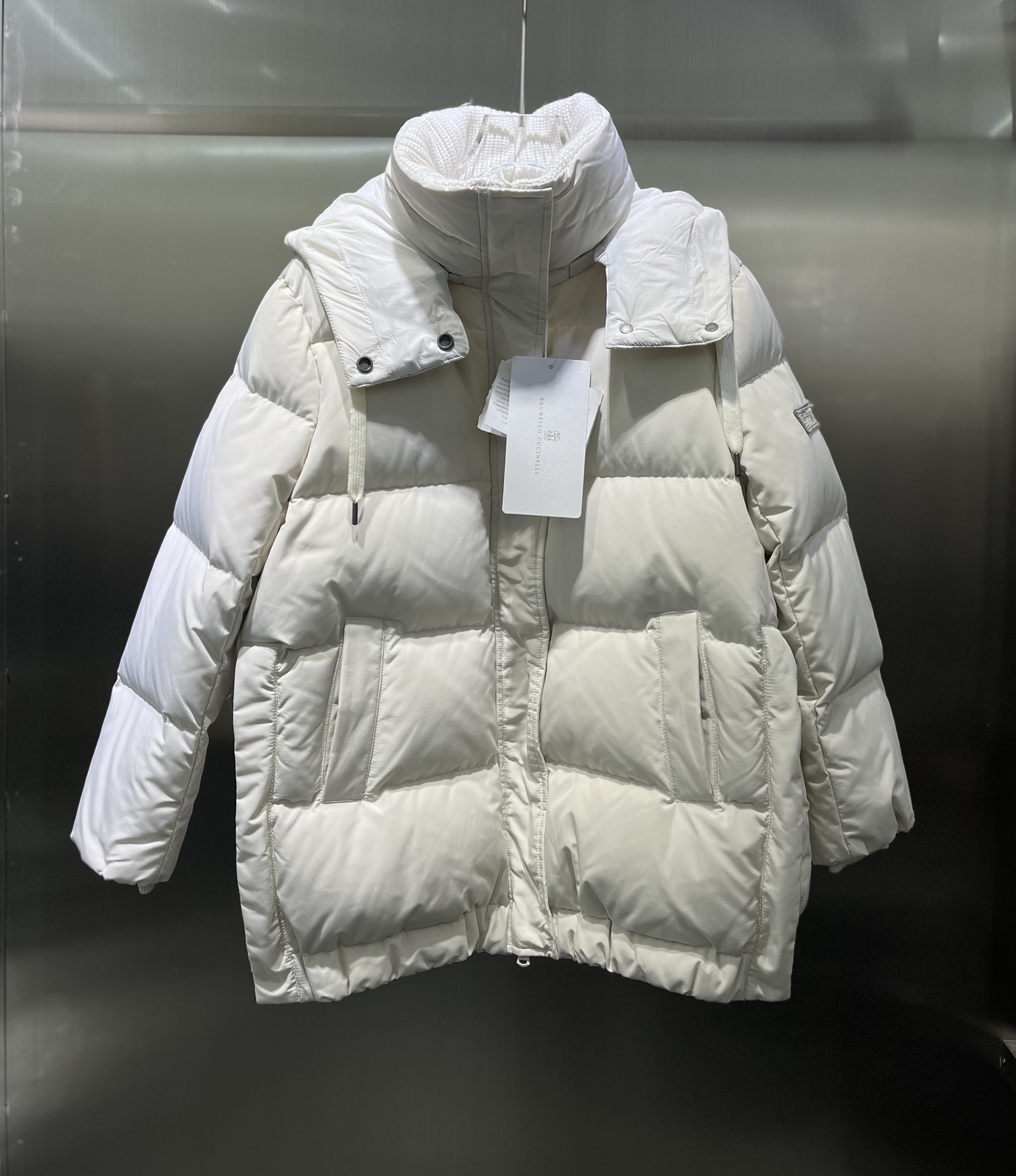 NO:696899,Comes with a dust bag. Highly recommended BC/22 winter new product. Puff series bread down jacket. Imported white duck down filling to keep warm and slim. Classic short hooded and loose fit. Temperament, girly and handsome. Versatile. Sleeves with iconic icon design. Fashionable and high-end. Big order. Two colors, 4 sizes, smLxL,,down jacket,hats,19860909配防尘袋强烈推荐 BC/22冬季新品 泡芙系列面包羽绒服 进口白鸭绒填充保暖又显瘦 经典短款连帽宽松版型 气质少女风帅气百搭 袖子带标志性图标设计时髦高级感 大单子甩过来 两色4码 smLxL,,down jacket,hats,,Women's clothing