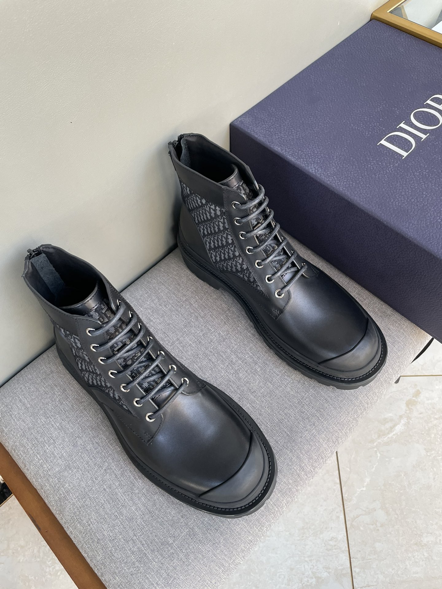 NO:604973,Batch Dior~winter series, the original version is developed 1:1. Casual men's leather shoes are made with heavy investment. The shoes and boots are made of imported cowhide + imported Dior special fabric. Not easy to deform. Black cowhide lining. Dior large hardware inlay. Original TPU vacuum outsole, black cowhide. Black open edge beads. Army green suede. Black suede. Khaki suede leather. Craftsmanship from a large factory. Perfect boutique only for you who know taste!  Any comparison is welcome!  38-45 spot, dior, boots, cowhide19860909批Dior～冬季系列,原版1比1开发 休闲男士皮鞋 重金打造,鞋靴选用进口牛皮+进口dior专用布料 不易变形黑色牛皮内里 dior大五金镶嵌 原版TPU抽真空大底,黑色牛皮 黑色开边珠 军绿色反毛皮 黑色翻毛皮 卡其色翻毛皮大厂工艺,完美精品只为懂品味的您准备！欢迎任意对比！38-45现货,,dior,boots,cowhide,Men's shoes
