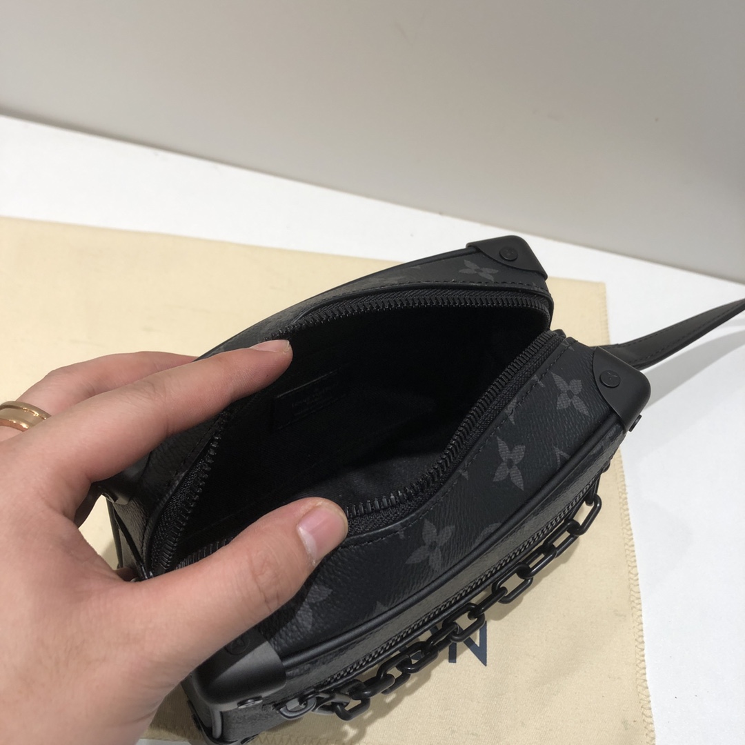 NO:178315,M44735 Once you encounter this kind of cooperation model, it is really expensive. Your wuli Fanfan style is trendy and fashionable. The fashion darling must be the one that is the same as men and women. Back it. The return rate is 100%. Good taste must be hidden in this limited edition model.19860909M44735 一旦碰到这种合作款 真的是贵 你的wuli凡凡同款 潮痞潮痞的 时尚的宠儿必备款 男女同款 背上它 回头率百分百 好品味一定藏在这种限量款里,,Bag