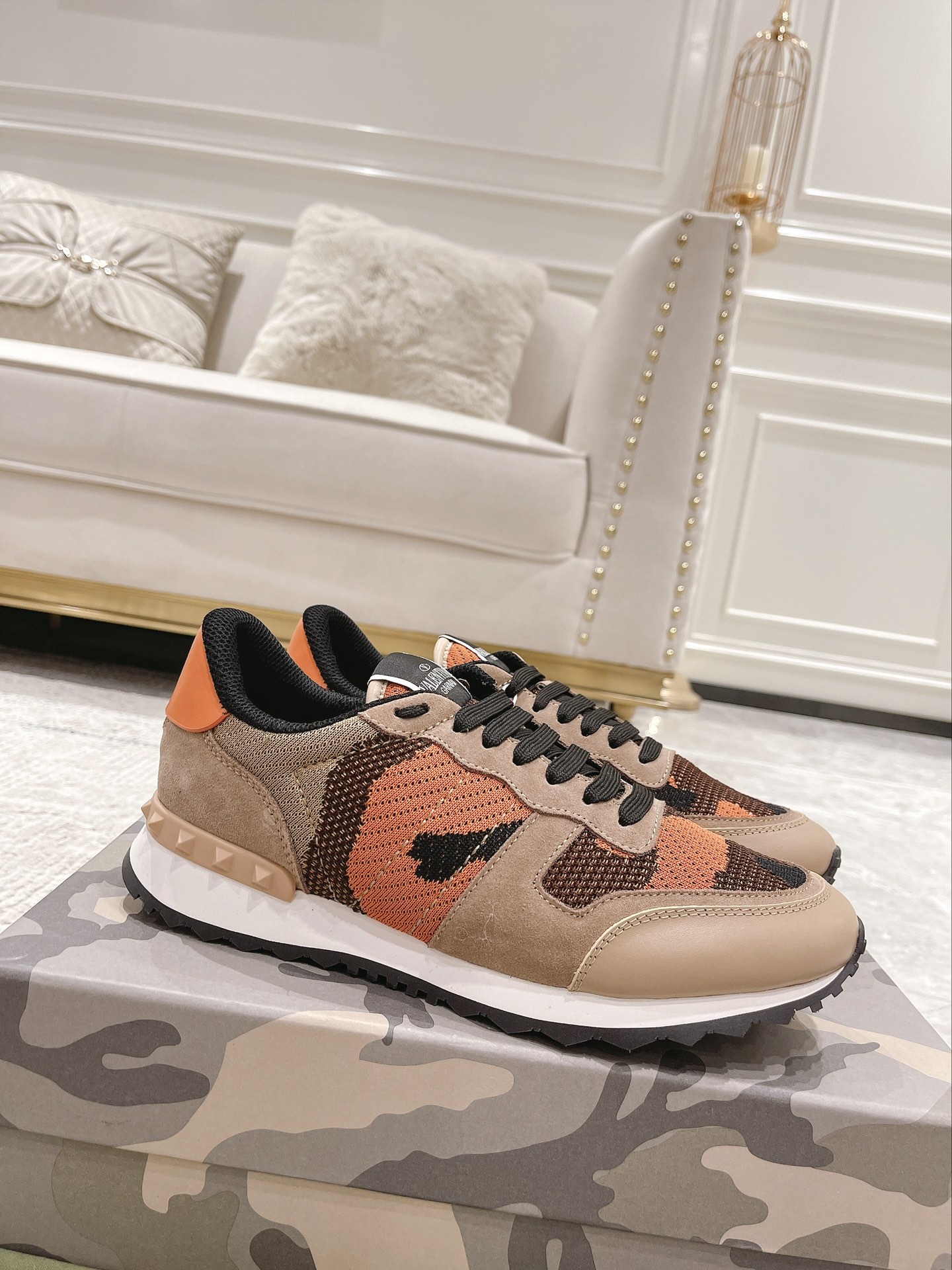 NO:781025,Real-price top version VALEN@TINO classic rivet star series original cowhide, lining and insole. The insole is made of high-elastic latex. It is good-looking and durable, has always been trendy, gentleman style, super comfortable and easy to wear. Comes with original packaging (in stock) 38-45 (46 custom-made), valentino, cowhide19860909实价顶级版本VALEN@TINO经典铆钉星星系列原版牛皮、内里及鞋垫,鞋垫采用高弹乳胶铺垫,好看耐穿、潮流指数一直都是、绅士款、超级舒适好穿 配原版包装（现货）38-45（46定做）,,valentino,cowhide,Men's shoes