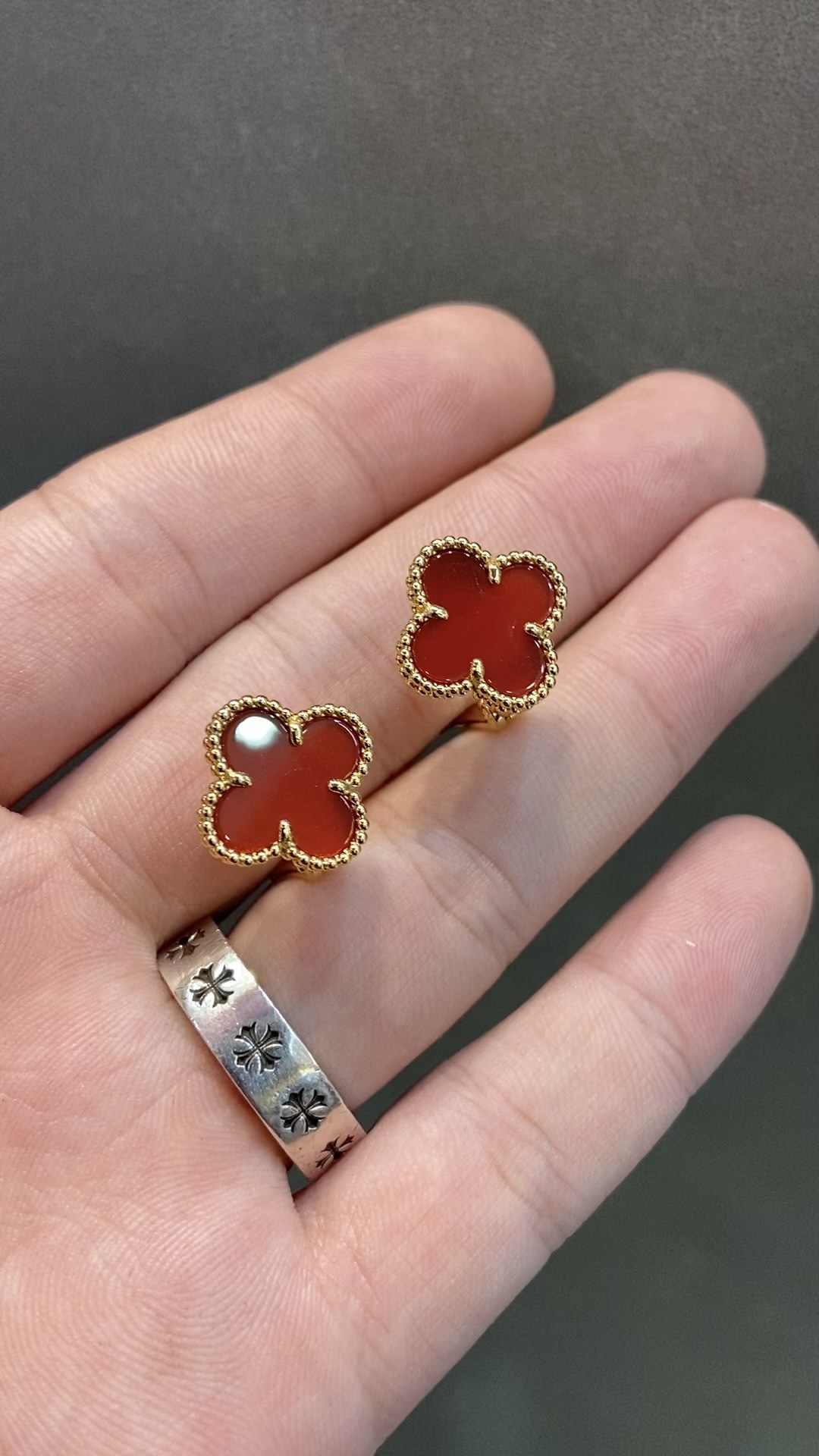Van Cleef & Arpels vca红玉髓四叶草耳拍 黄金色