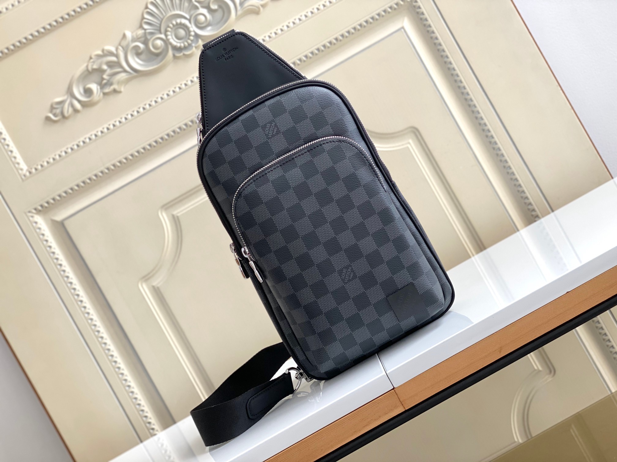 【海原外单 独实家拍45302黑格】本款 Avenue 单肩包取材 Damier Graphite 帆布