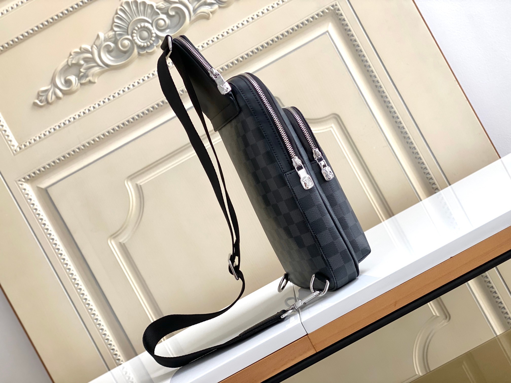 【海原外单 独实家拍45302黑格】本款 Avenue 单肩包取材 Damier Graphite 帆布