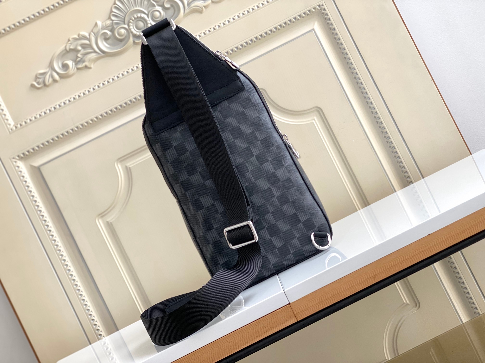 【海原外单 独实家拍45302黑格】本款 Avenue 单肩包取材 Damier Graphite 帆布
