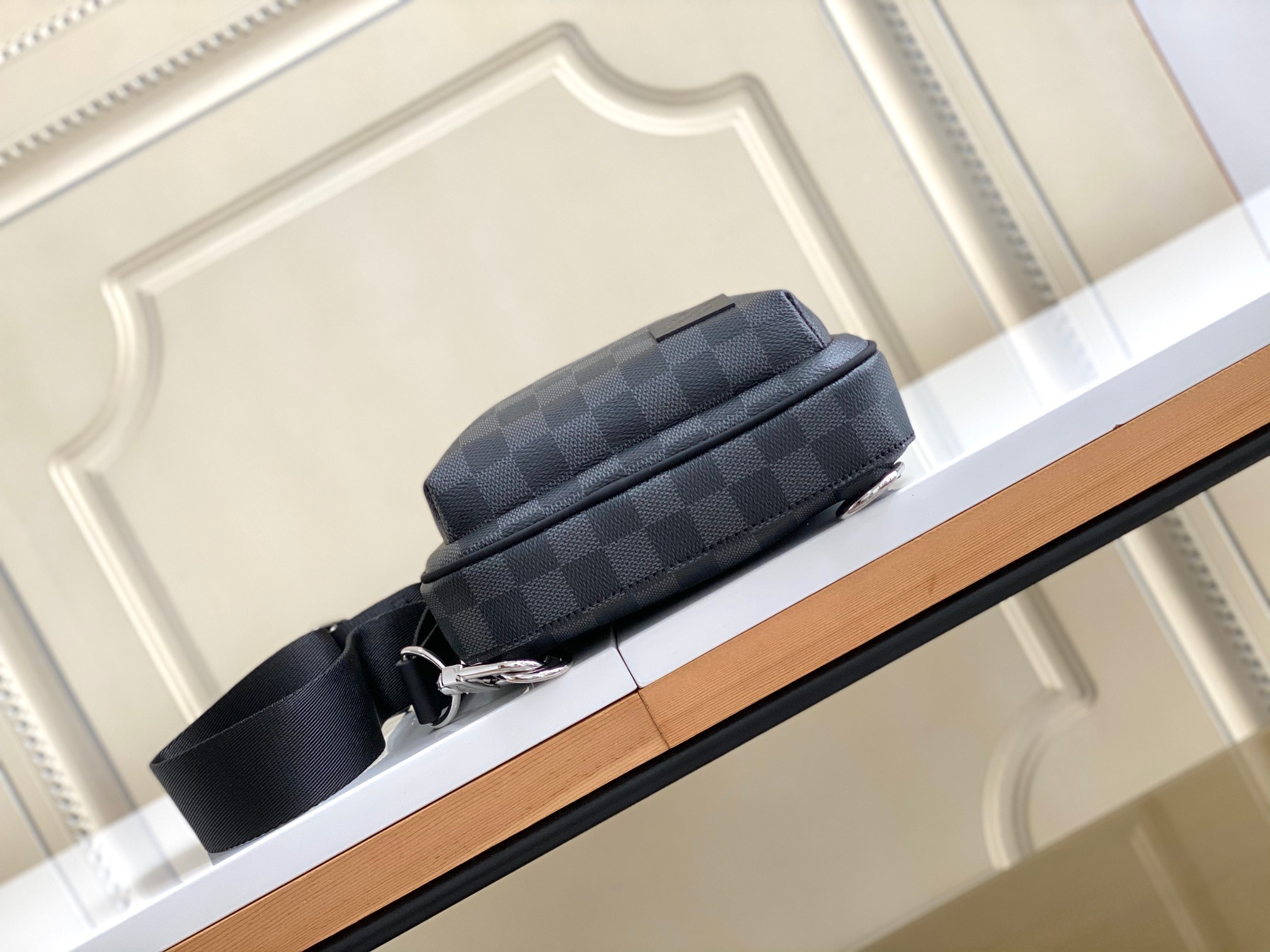 【海原外单 独实家拍45302黑格】本款 Avenue 单肩包取材 Damier Graphite 帆布