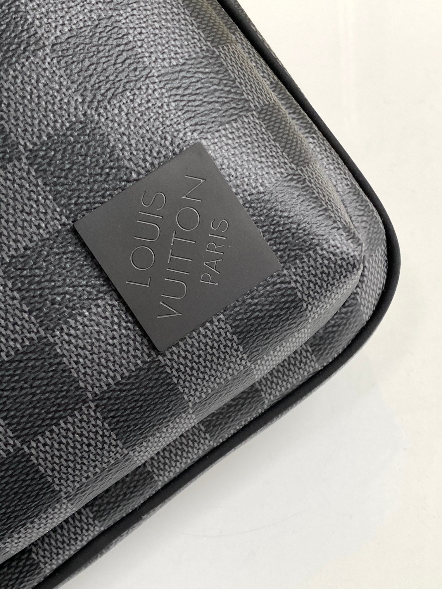 【海原外单 独实家拍45302黑格】本款 Avenue 单肩包取材 Damier Graphite 帆布