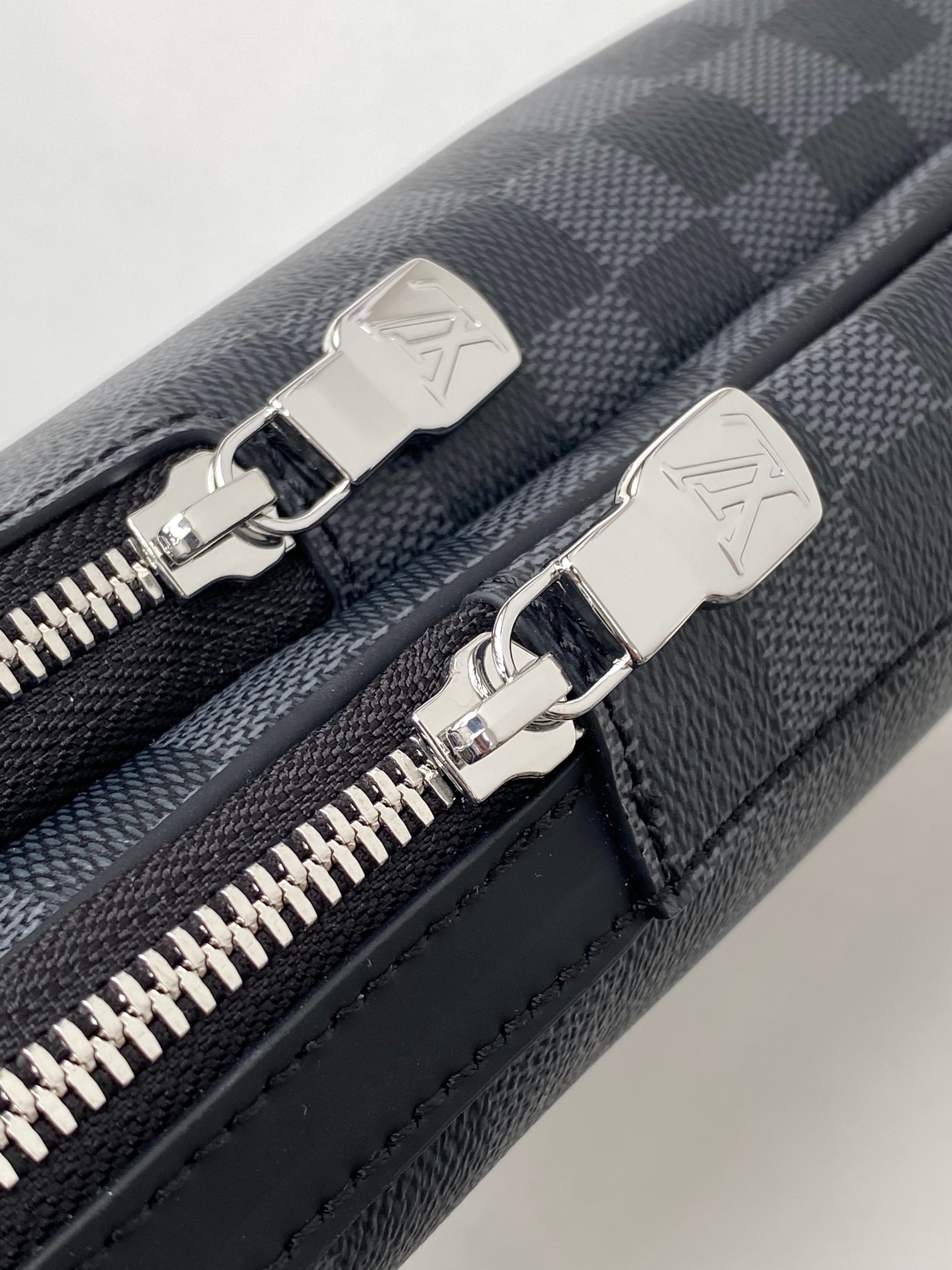 【海原外单 独实家拍45302黑格】本款 Avenue 单肩包取材 Damier Graphite 帆布
