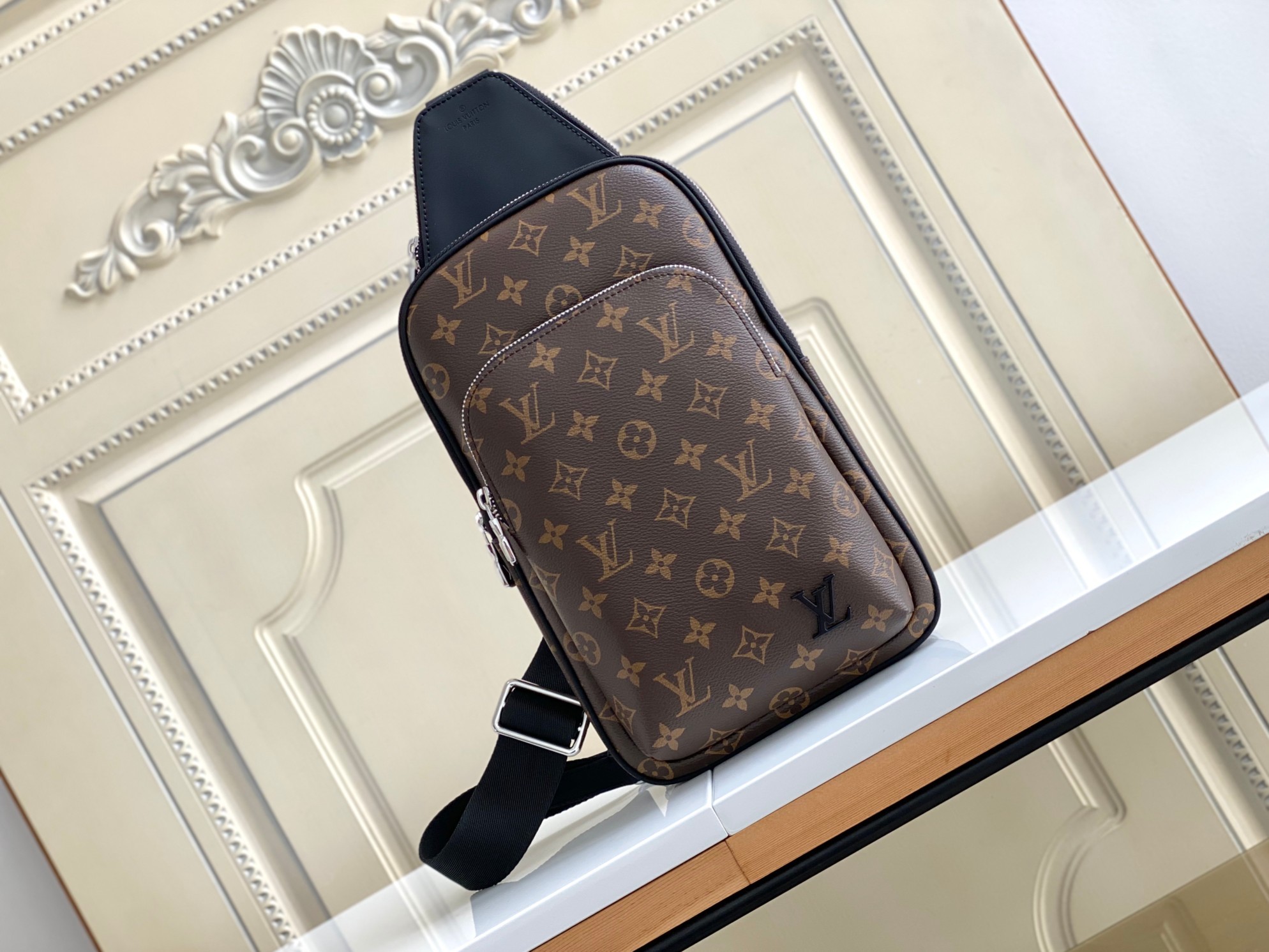 【海原外单 独实家拍46327老花】本款 Avenue 单肩包取材 Damier Graphite 帆布