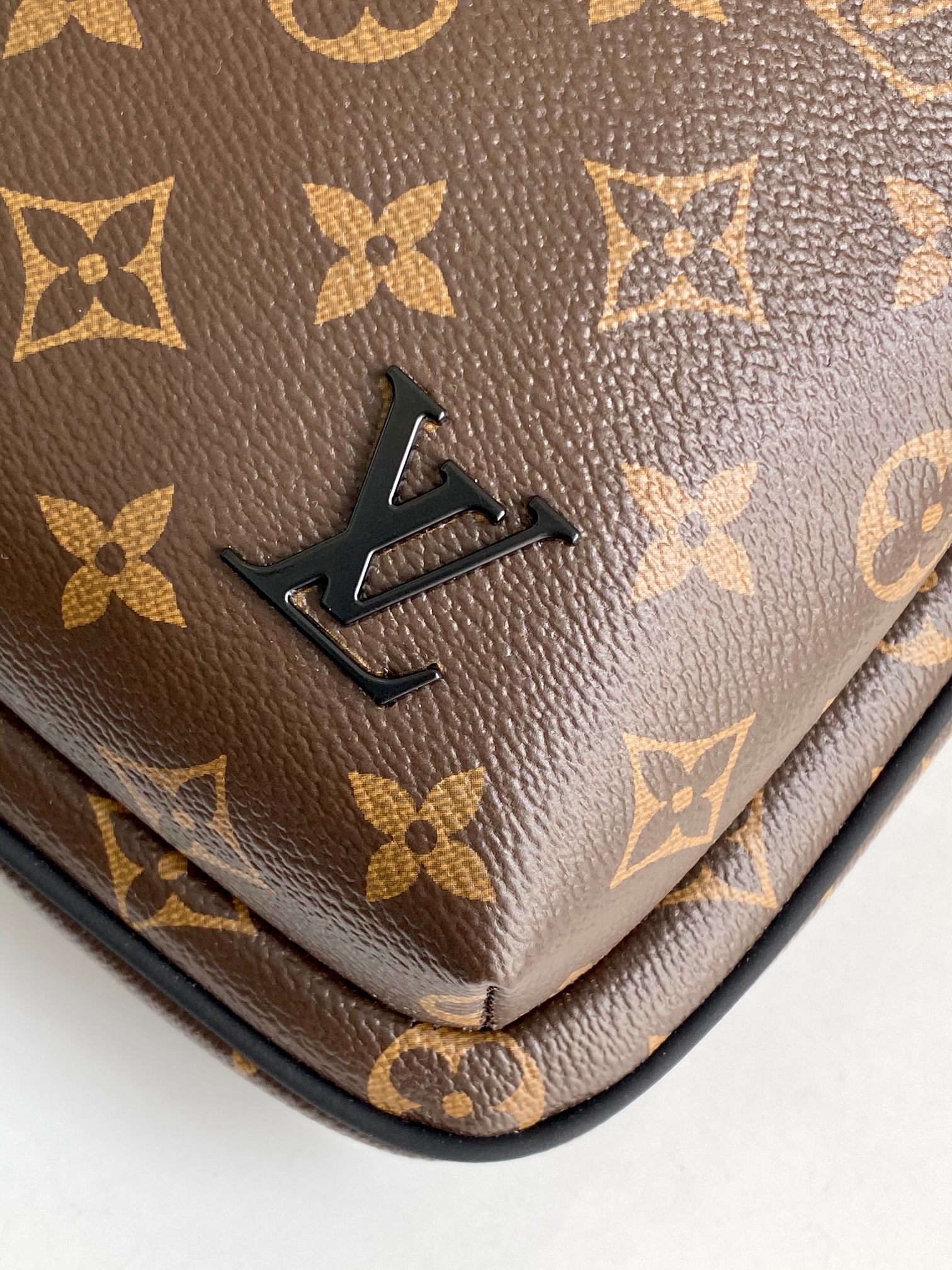 【海原外单 独实家拍46327老花】本款 Avenue 单肩包取材 Damier Graphite 帆布