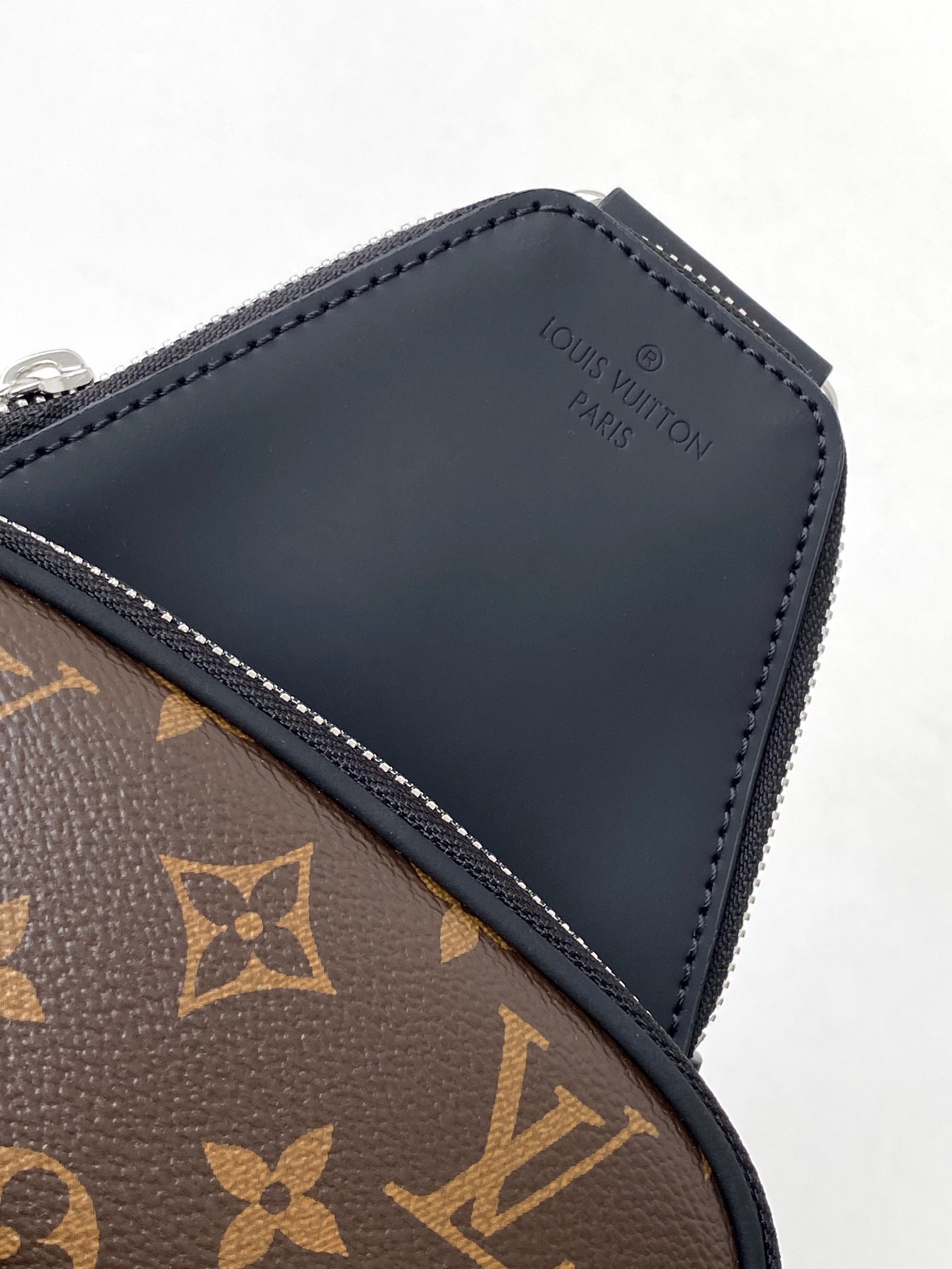 【海原外单 独实家拍46327老花】本款 Avenue 单肩包取材 Damier Graphite 帆布