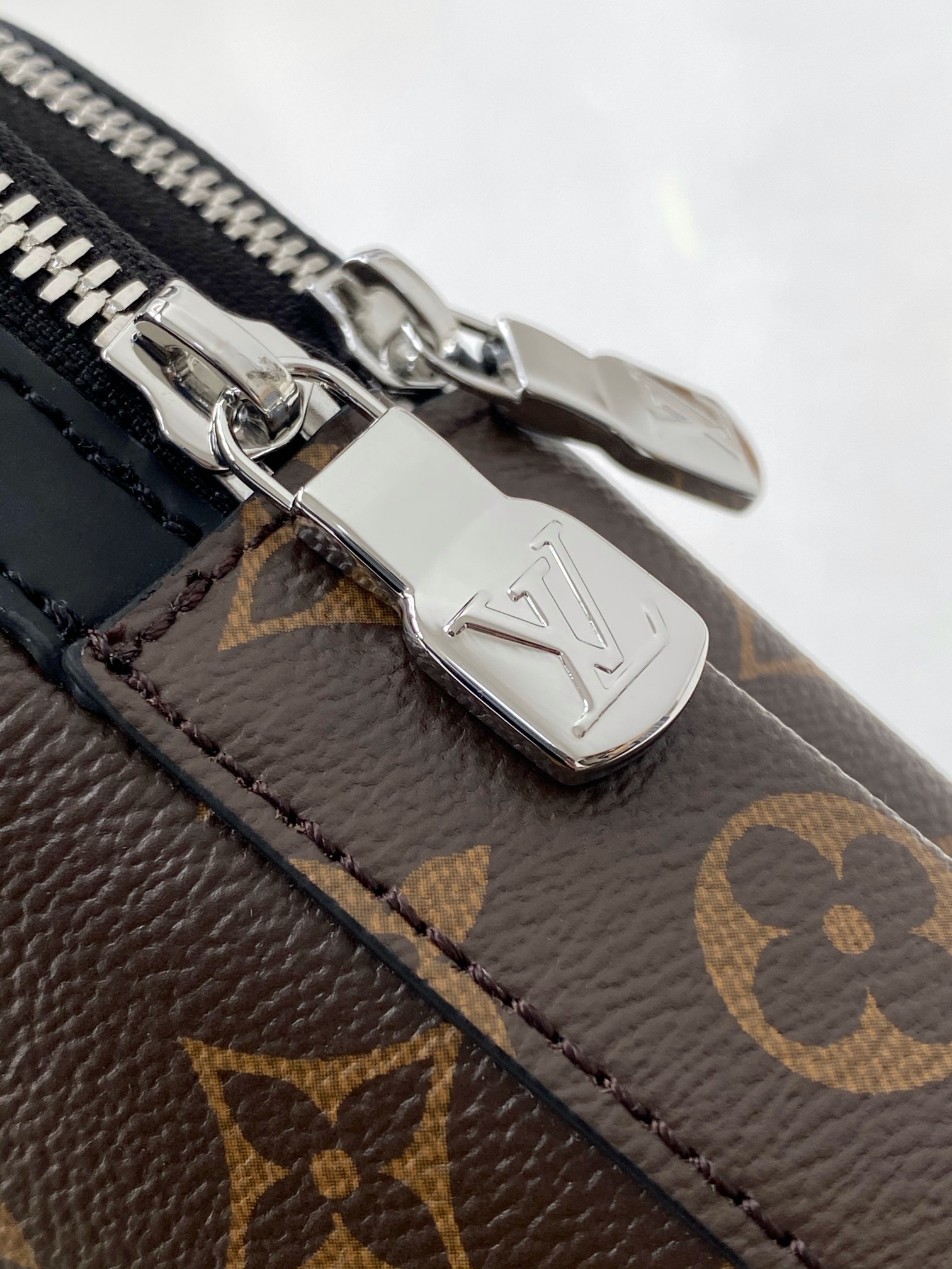 【海原外单 独实家拍46327老花】本款 Avenue 单肩包取材 Damier Graphite 帆布