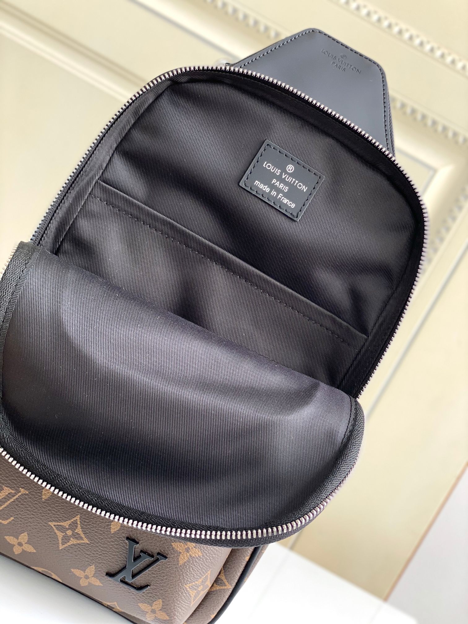 【海原外单 独实家拍46327老花】本款 Avenue 单肩包取材 Damier Graphite 帆布