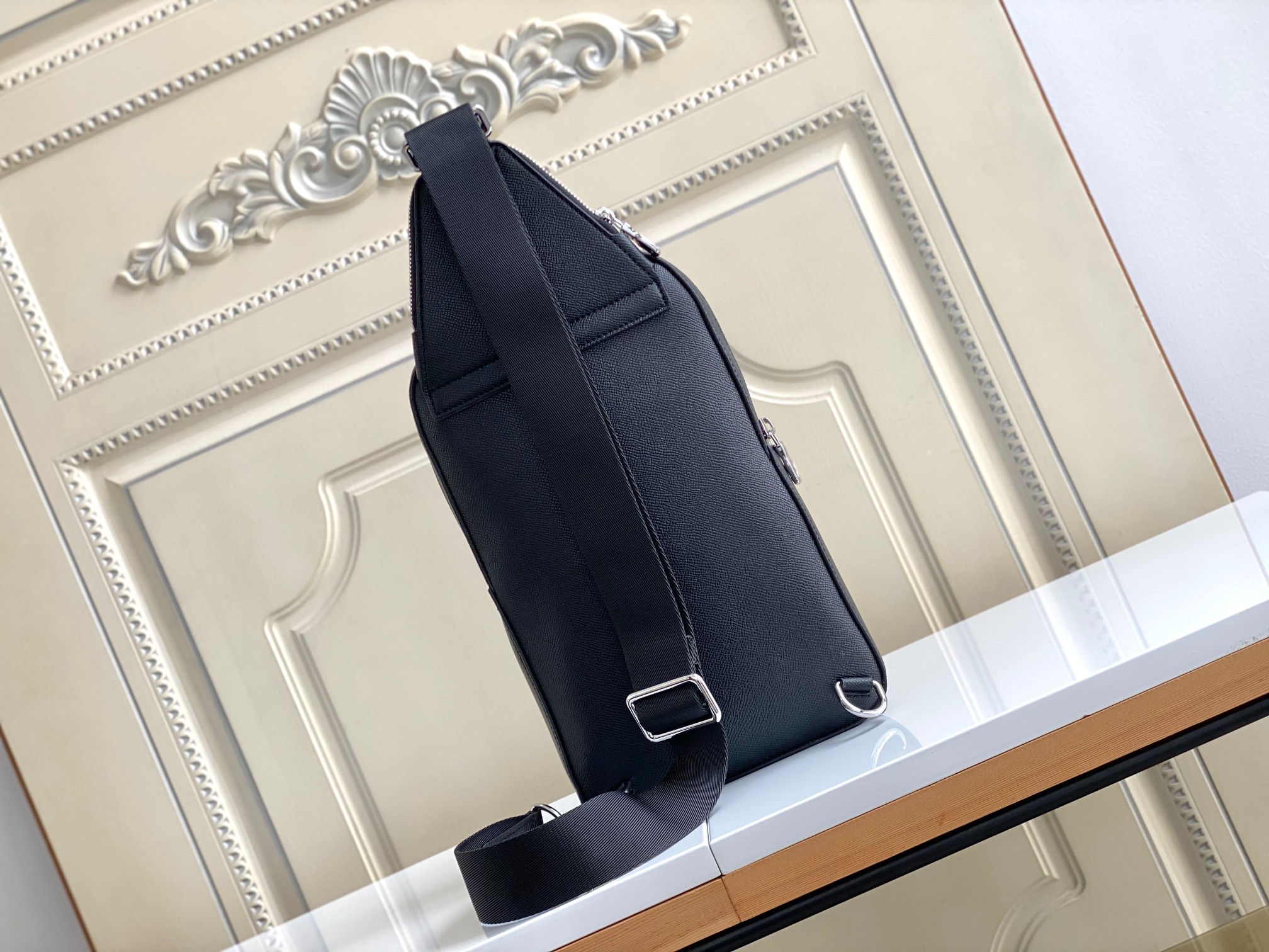 【海原外单 独实家拍 30863黑十字纹】本款 Avenue 单肩包取材 Damier Graphite