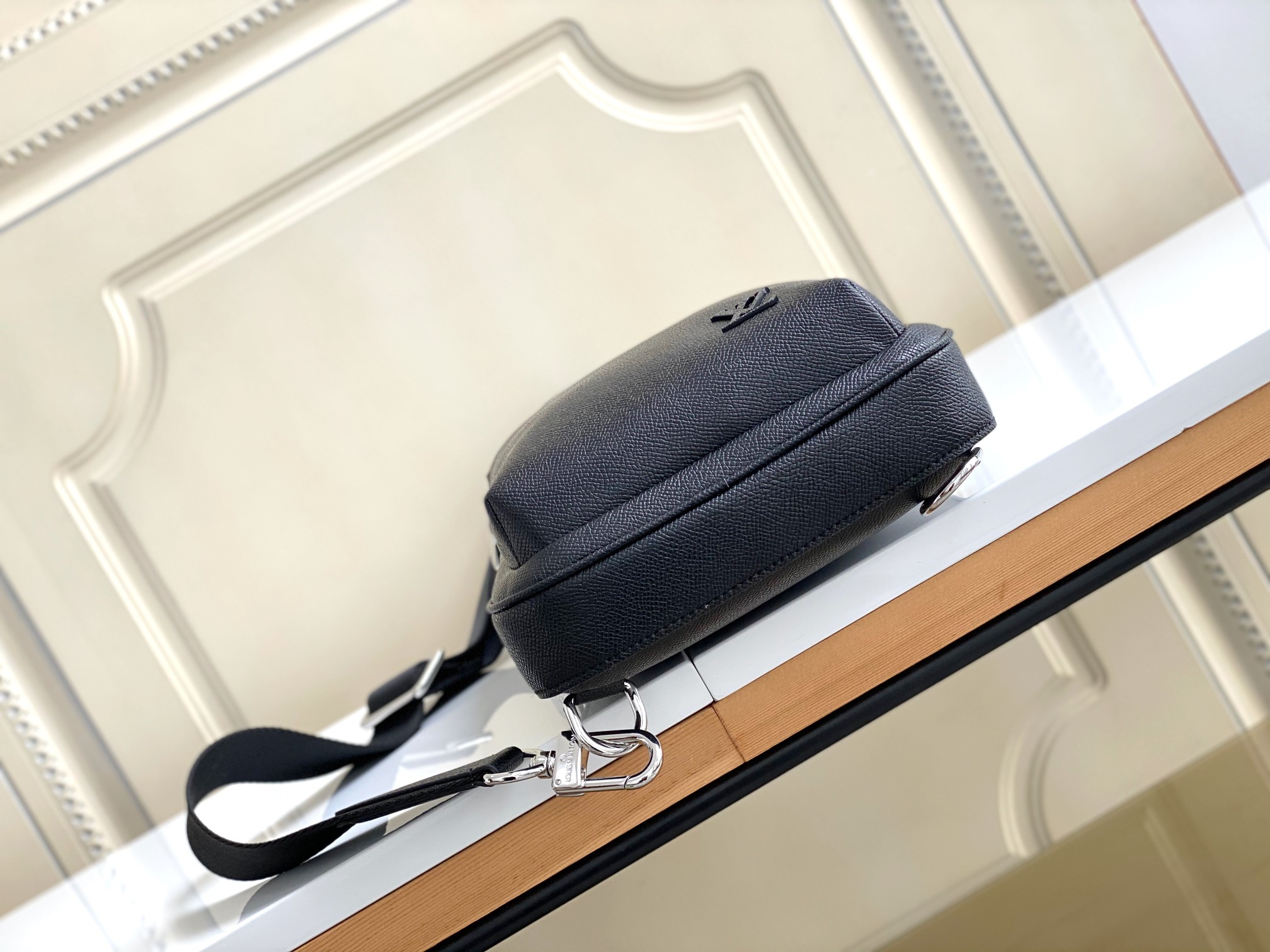 【海原外单 独实家拍 30863黑十字纹】本款 Avenue 单肩包取材 Damier Graphite