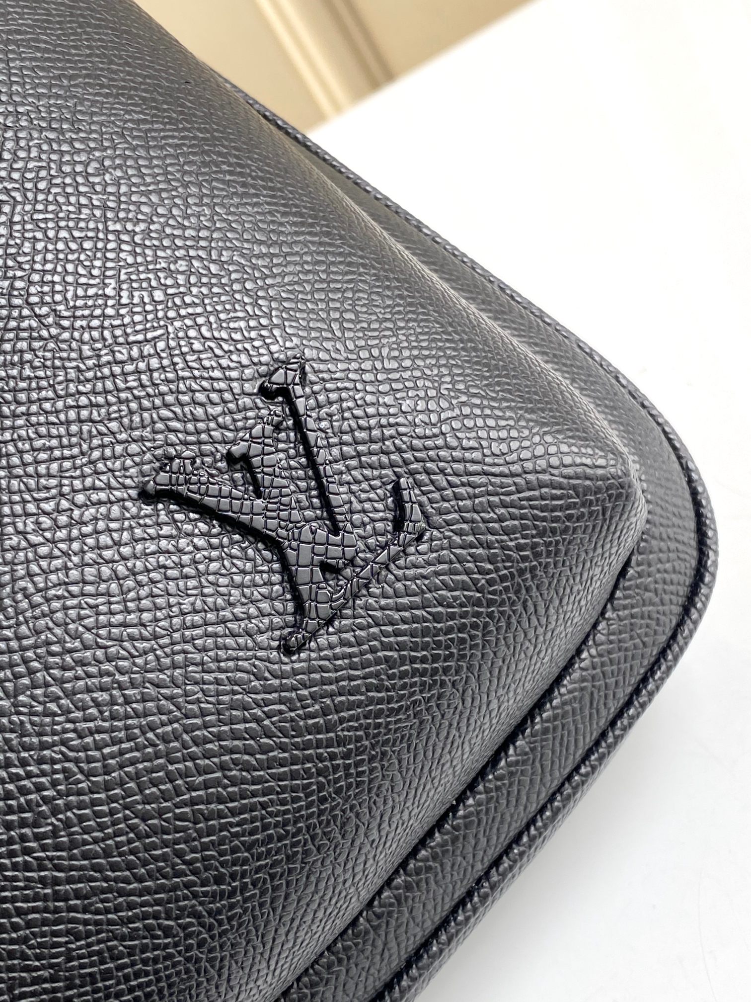 【海原外单 独实家拍 30863黑十字纹】本款 Avenue 单肩包取材 Damier Graphite