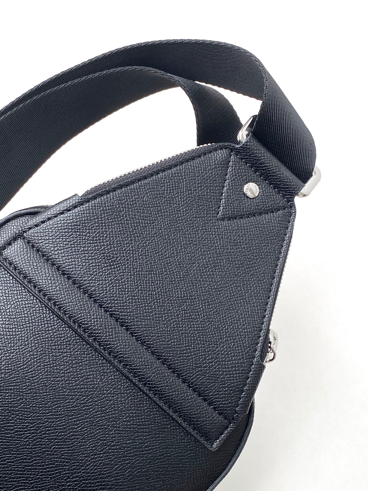 【海原外单 独实家拍 30863黑十字纹】本款 Avenue 单肩包取材 Damier Graphite