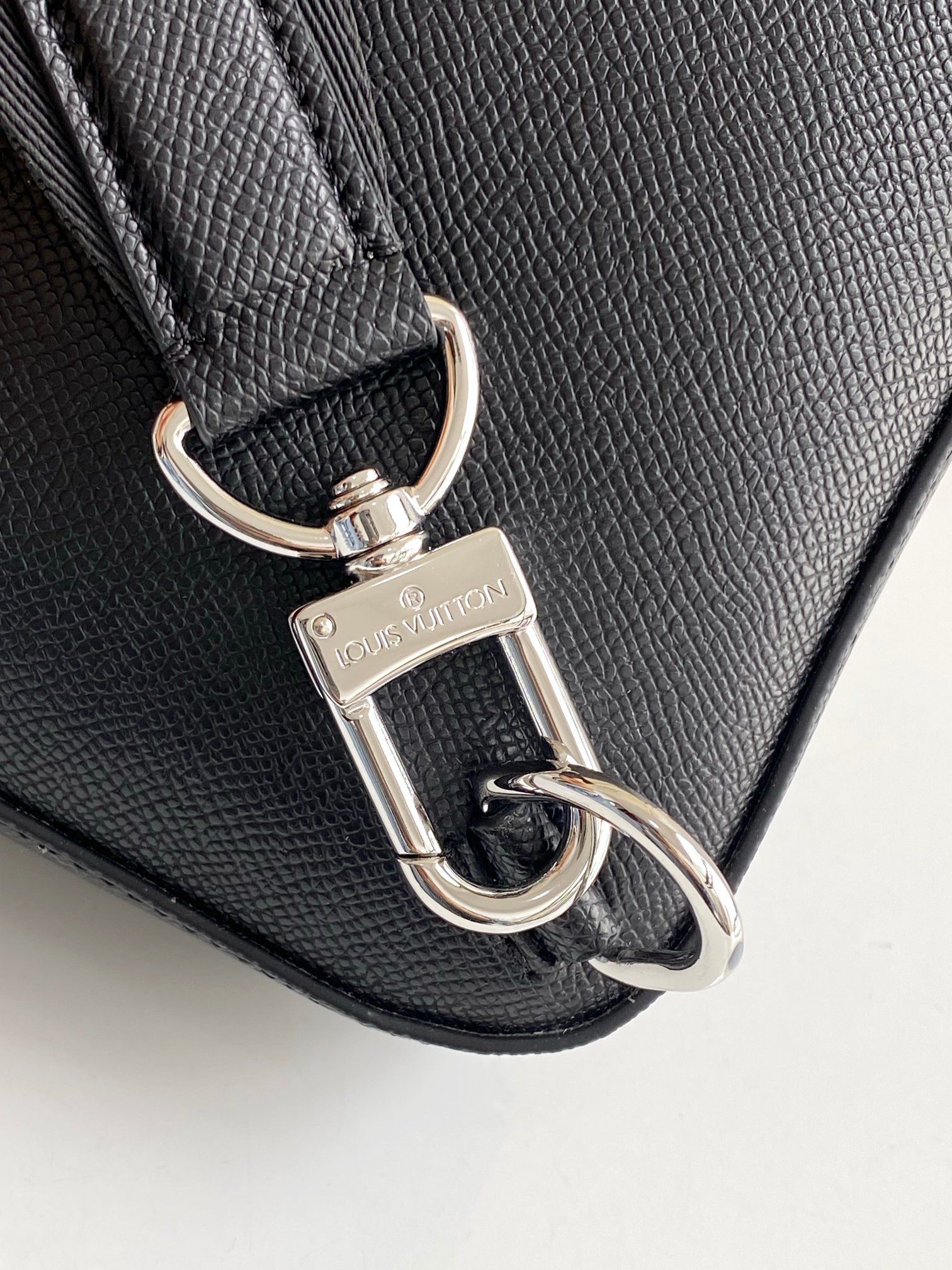 【海原外单 独实家拍 30863黑十字纹】本款 Avenue 单肩包取材 Damier Graphite