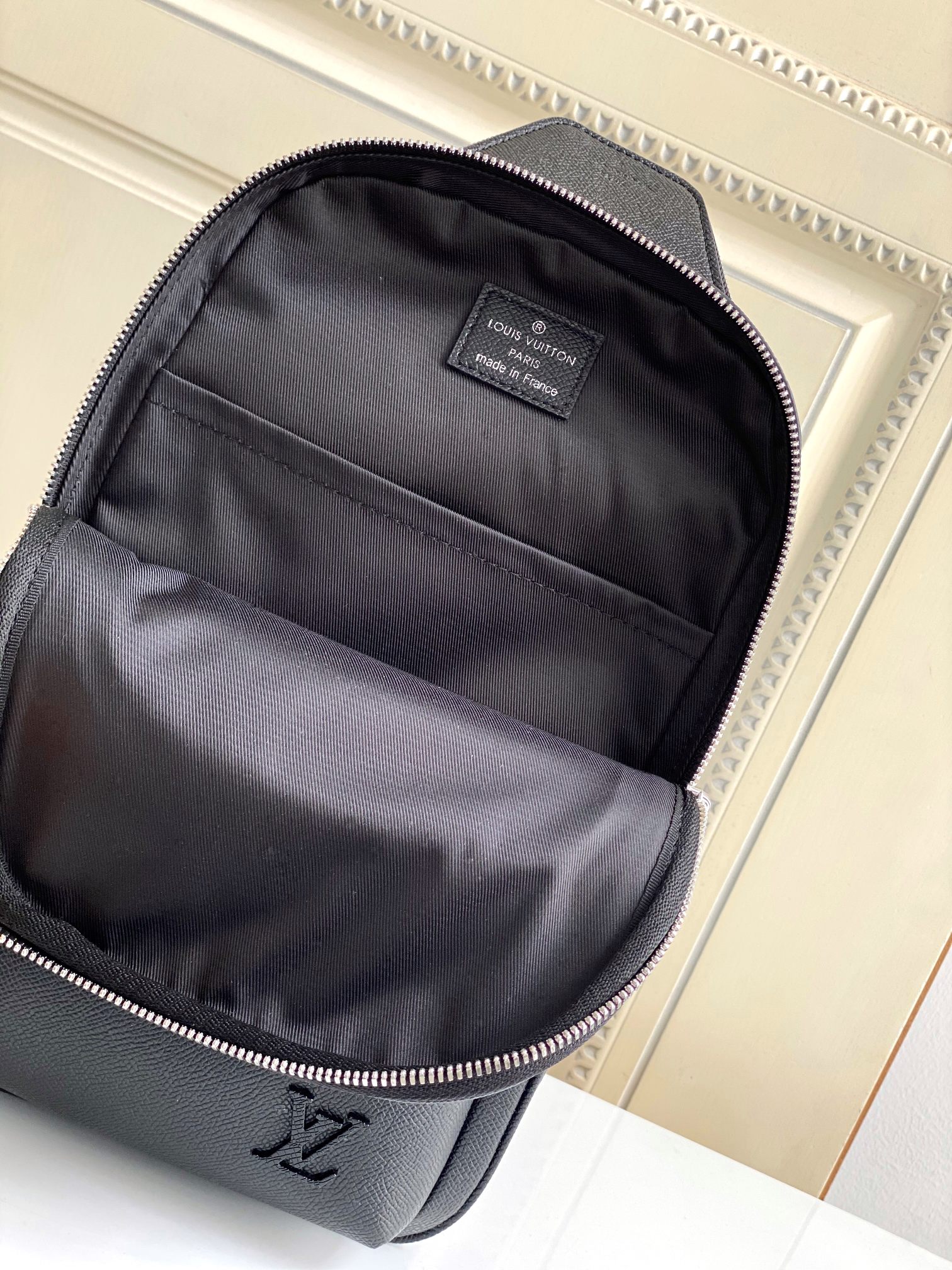 【海原外单 独实家拍 30863黑十字纹】本款 Avenue 单肩包取材 Damier Graphite