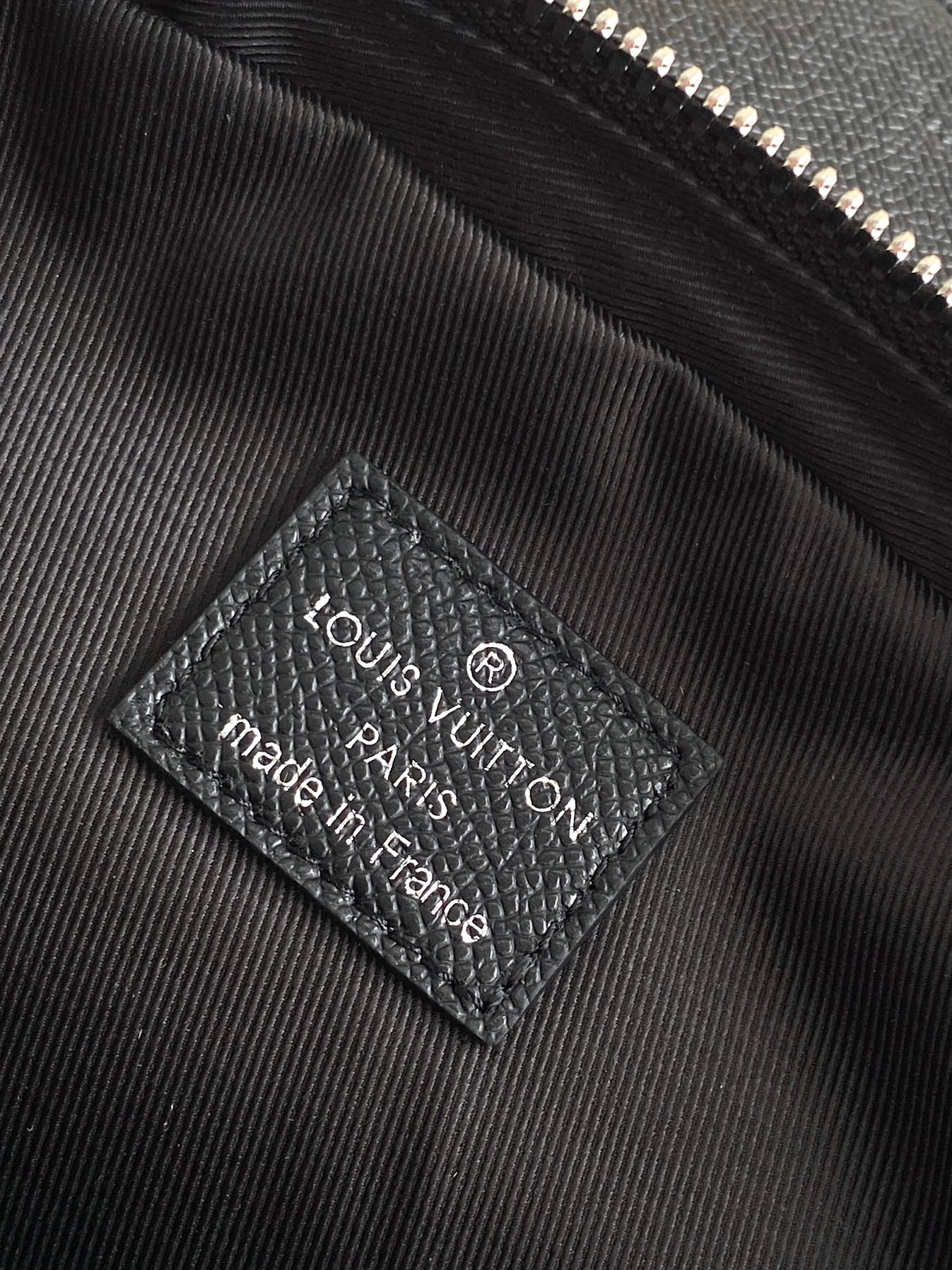 【海原外单 独实家拍 30863黑十字纹】本款 Avenue 单肩包取材 Damier Graphite