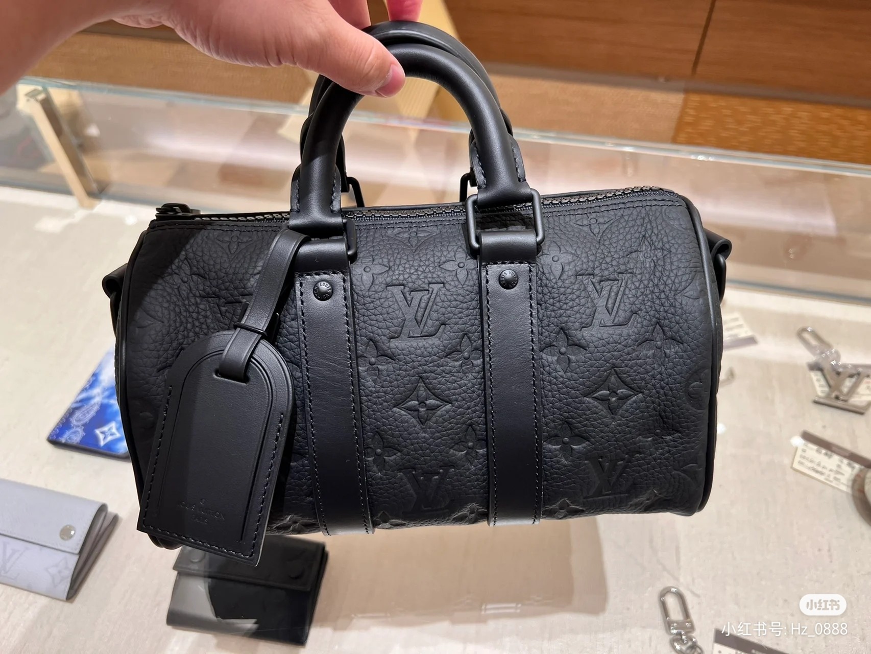 NO:200649,Original single [Keepall XS handbag] M20900 black (embossed) Louis Vuitton launches the new Aerogram version of Keepall XS, made of black soft grain leather, restrained and fashionable. Black embossed logo, leather body with top handle and adjustable shoulder strap, suitable for both hand and shoulder back. Size 25*15*11 cm, LV [top original single], louis vuitton, louis vuitton19860909原单【Keepall XS 手袋】M20900 黑色(压花) 路易威登推出Aerogram 版本的新款 Keepall XS,由黑色柔软粒面皮革制成,内敛时尚.黑色压花标识,皮革包身搭配顶部手柄和可调节肩带,手提或肩背皆宜. 尺寸 25*15*11厘米,LV【顶级原单】,louis vuitton,louis vuitton,Bag