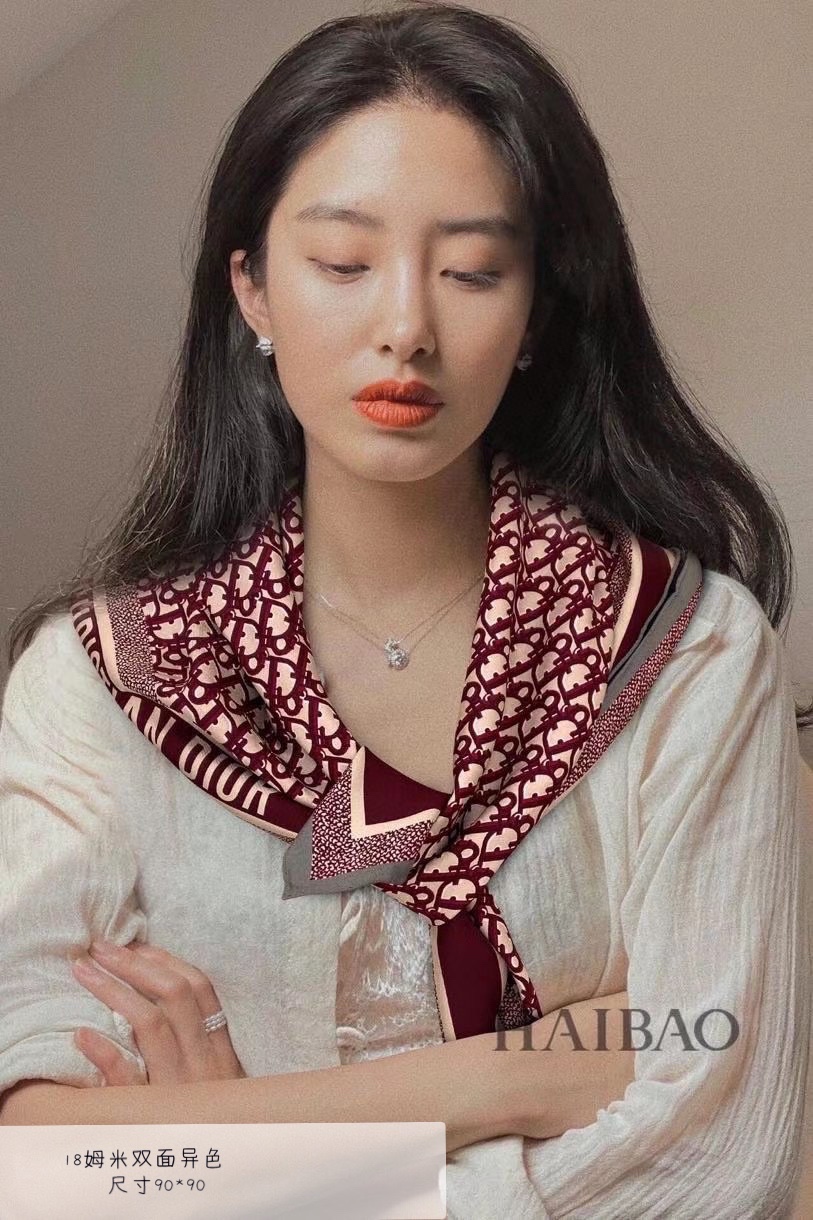迪奥18姆米D家专柜经典主打款【D老花双面90】真丝方巾，这款D**rtwin方巾采用双色双面设计，向标