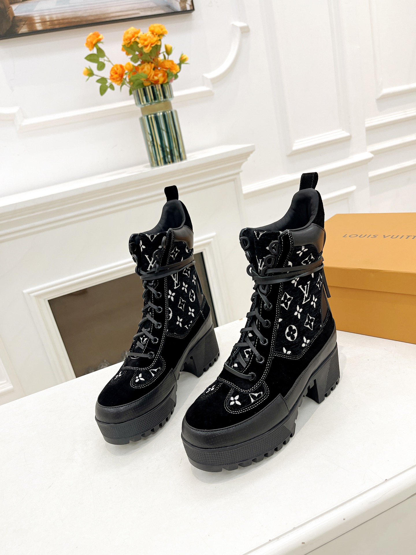 NO:236812,~Long-term products, the main model of the show, the latest Chelsea Martin boots, the show appearance rate is very high. The new logo design really adds points. It is low-key and highlights the brand's charm. The boot mouth design is very friendly to small thick legs. In addition to being easy to wear and slim, it is also very bold in color matching. If you wear black boots that are still worn, you might as well try this one. It's not too domineering to wear. Size 35-43, boots, louis vuitton, louis vuitton, boots19860909~长期做货 驴家爆款 走秀主打款,最新切尔西马丁靴,秀场出镜率非常高.新的logo设计实在加分.低调又凸显品牌魅力,靴口设计对小粗腿非常友好.除了好穿,显瘦,在色彩搭配方面也非常大胆.穿腻了一成不变的黑色靴子,不妨试试这款,上脚简直不要太霸气 码数 35一43,靴子,louis vuitton,louis vuitton,boots,Women's Shoes