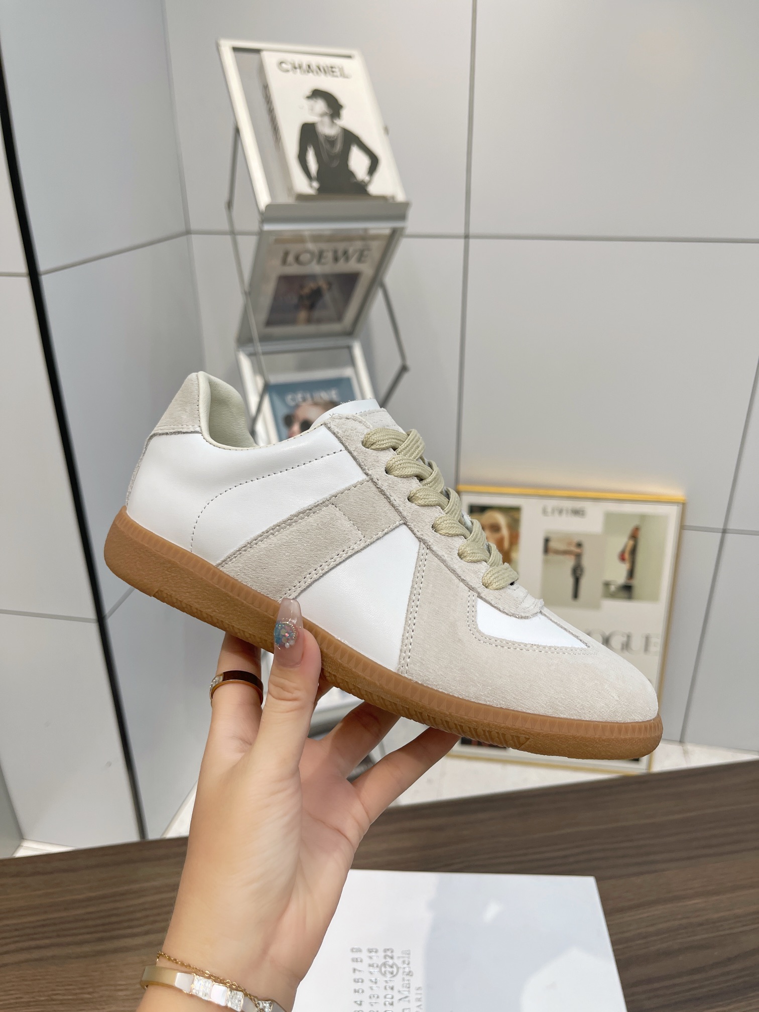 NO:614846,Maison Margiela  MM6 Dexun casual shoes are a genius designer brand. An affordable luxury brand, they are versatile and comfortable. This German training shoe continues the classic T-shaped leather splicing design. It has been carefully improved by the design team many times, just to make you feel comfortable.  Experience the most original military flavor. The soft and delicate characteristics of the first-layer cowhide combined with the texture of suede cowhide make it not only super soft and comfortable, but also maintain good breathability. Comfort and texture go hand in hand, making it easy to wear with any combination in all seasons.  Size: 35-44 high version 190 men's style, casual shoes/sports shoes, masion margiela, sneakers, cowhide19860909MaisonMargiela MM6德训休闲鞋鬼才设计师品牌,一个轻奢品牌上脚很百搭哦,也很随脚舒适,这一款德国训练鞋延续了经典的T形真皮拼接设计,经过设计团队多次的精心改良,只为让您体验最原始的军旅味道,头层牛皮柔软细腻的特点与牛反绒牛皮的质感相结合使其既有超高的柔软舒适度,又同时保持不错的透气性能舒适与质感并行,轻松驾驭四季穿着任何搭配. 码数:35-44 高版本190 男款,休闲鞋/运动鞋,masion margiela,sneakers,cowhide,Women's Shoes