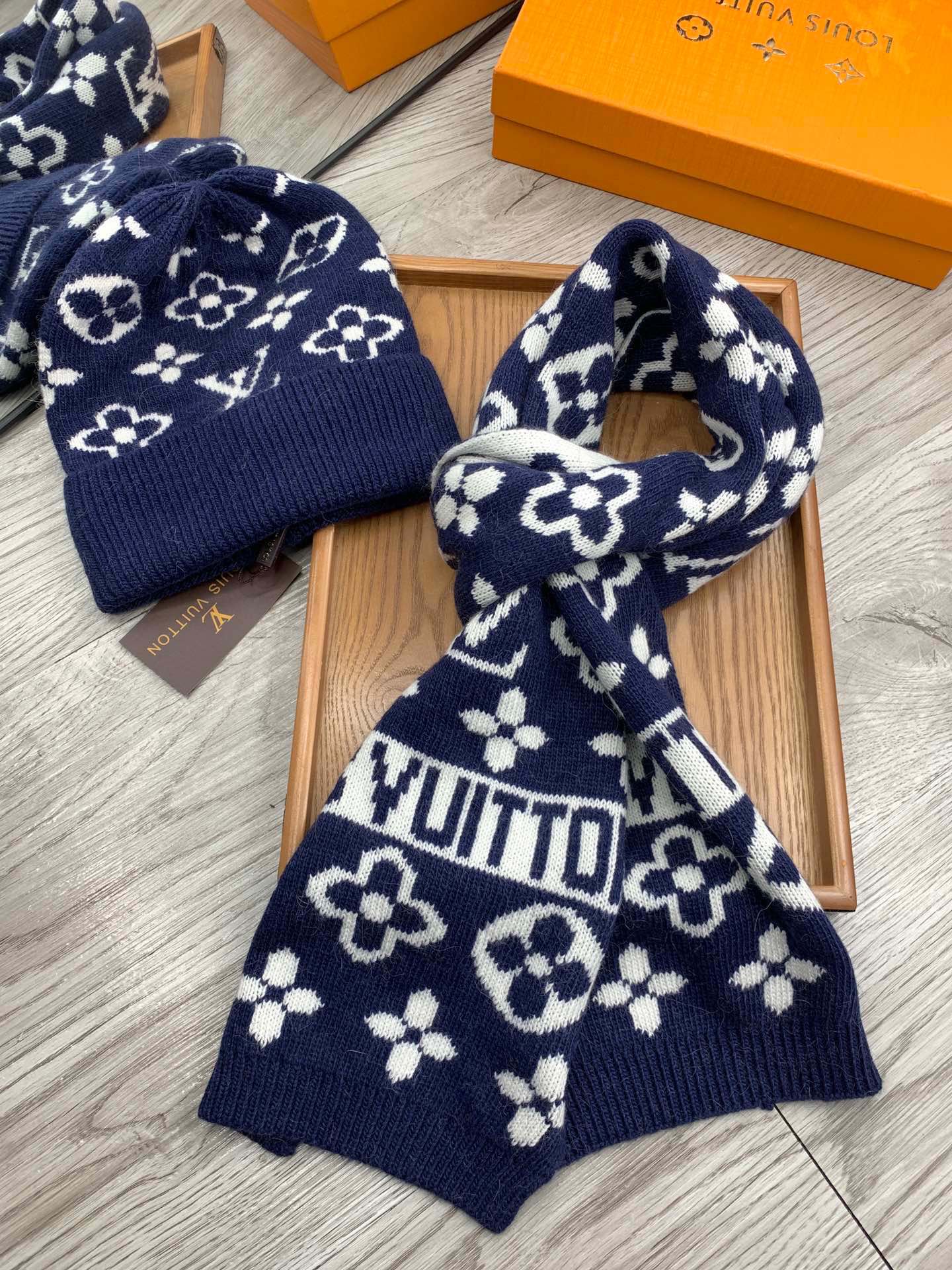 🌹。L家。【羊毛套装帽子】经典套装帽子！帽子➕围巾！材质：70%羊毛➕30%兔毛。暖暖哒超级舒服～冬日小姐姐减龄神器哦～