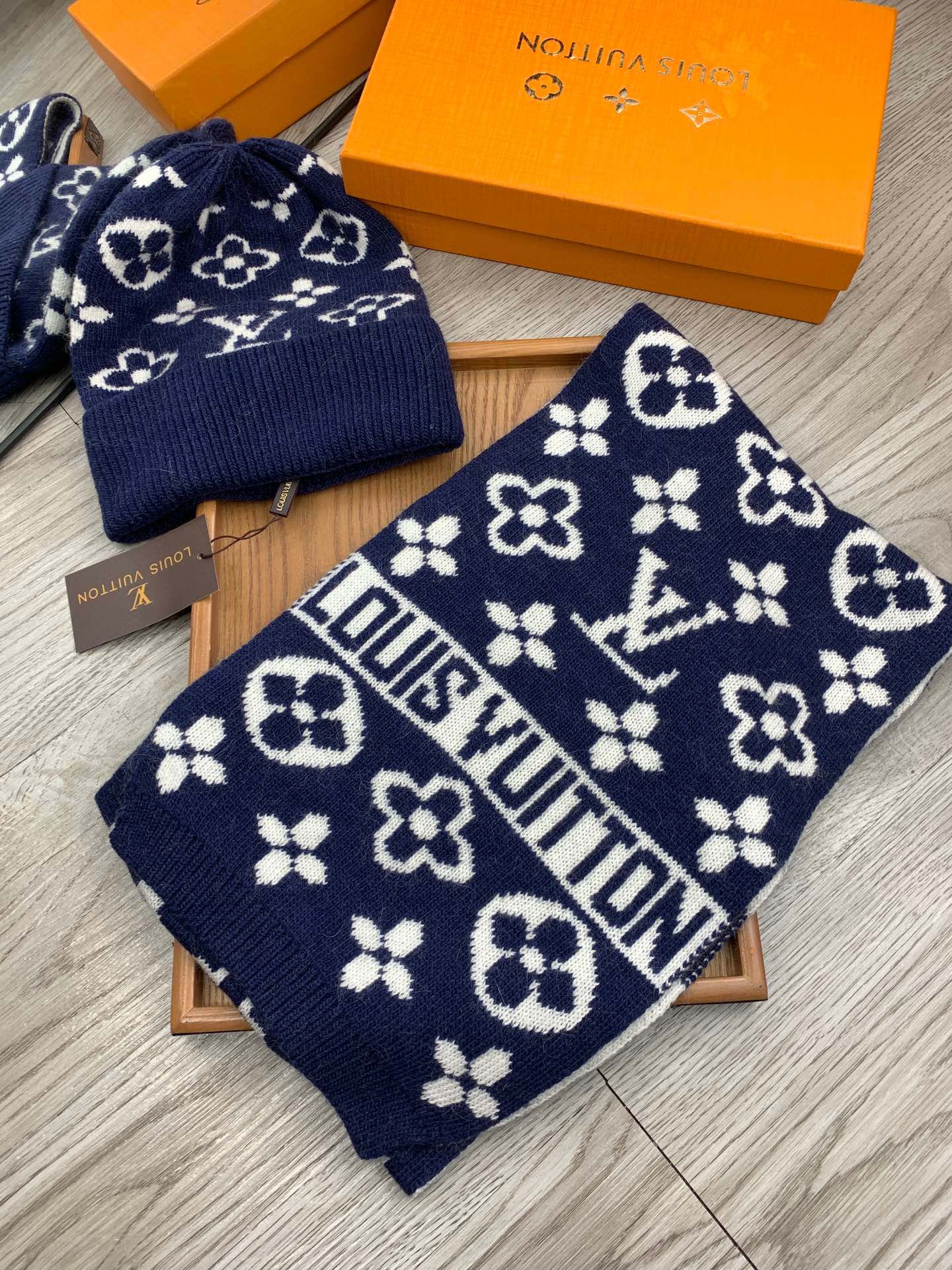 🌹。L家。【羊毛套装帽子】经典套装帽子！帽子➕围巾！材质：70%羊毛➕30%兔毛。暖暖哒超级舒服～冬日小姐姐减龄神器哦～