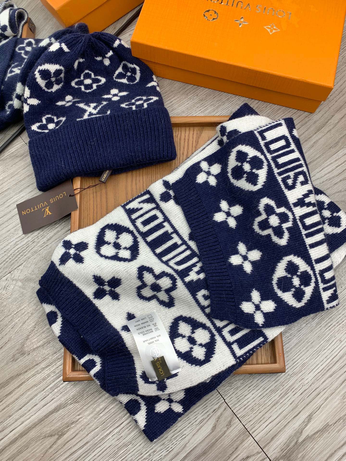 🌹。L家。【羊毛套装帽子】经典套装帽子！帽子➕围巾！材质：70%羊毛➕30%兔毛。暖暖哒超级舒服～冬日小姐姐减龄神器哦～