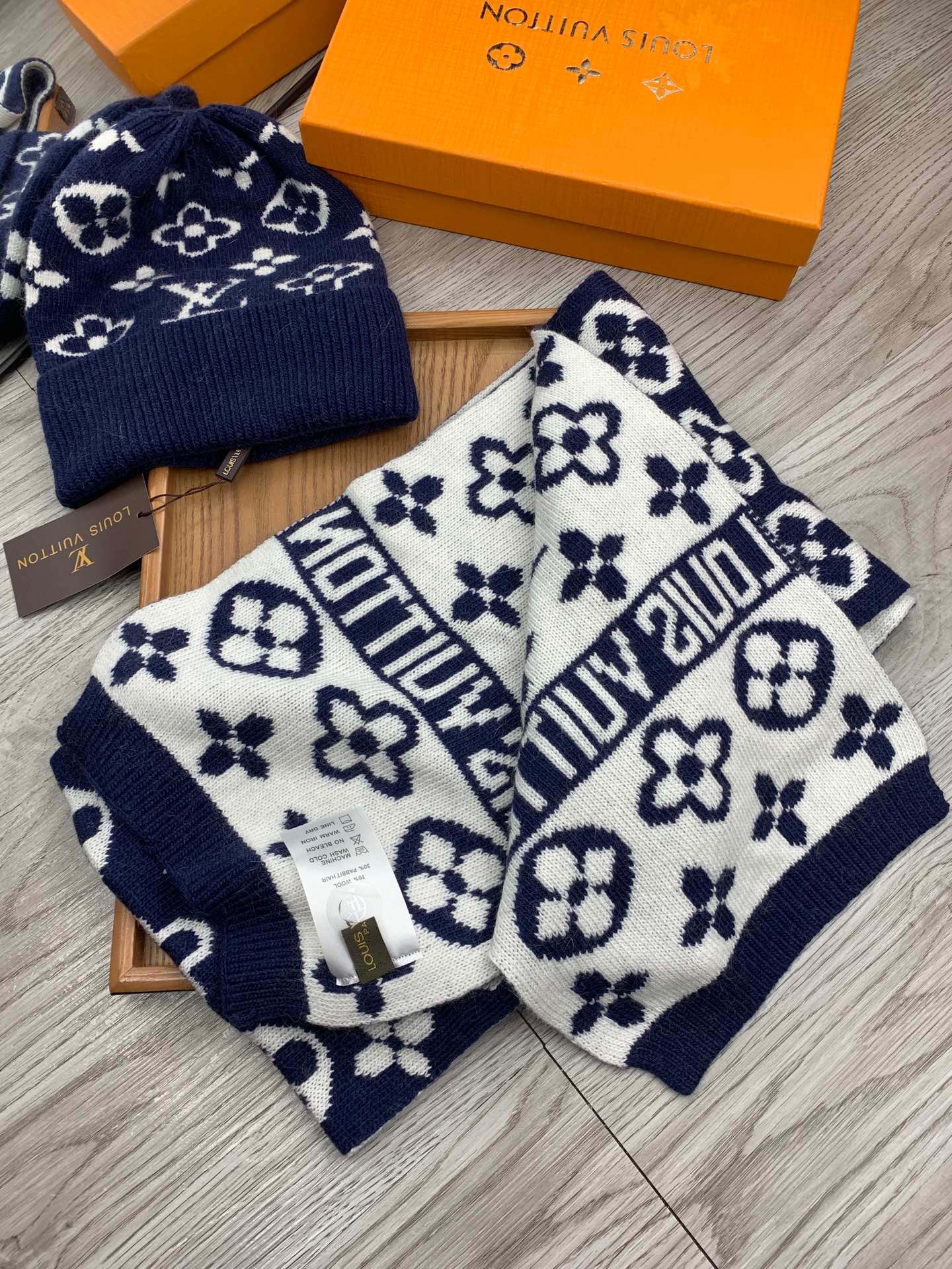 🌹。L家。【羊毛套装帽子】经典套装帽子！帽子➕围巾！材质：70%羊毛➕30%兔毛。暖暖哒超级舒服～冬日小姐姐减龄神器哦～