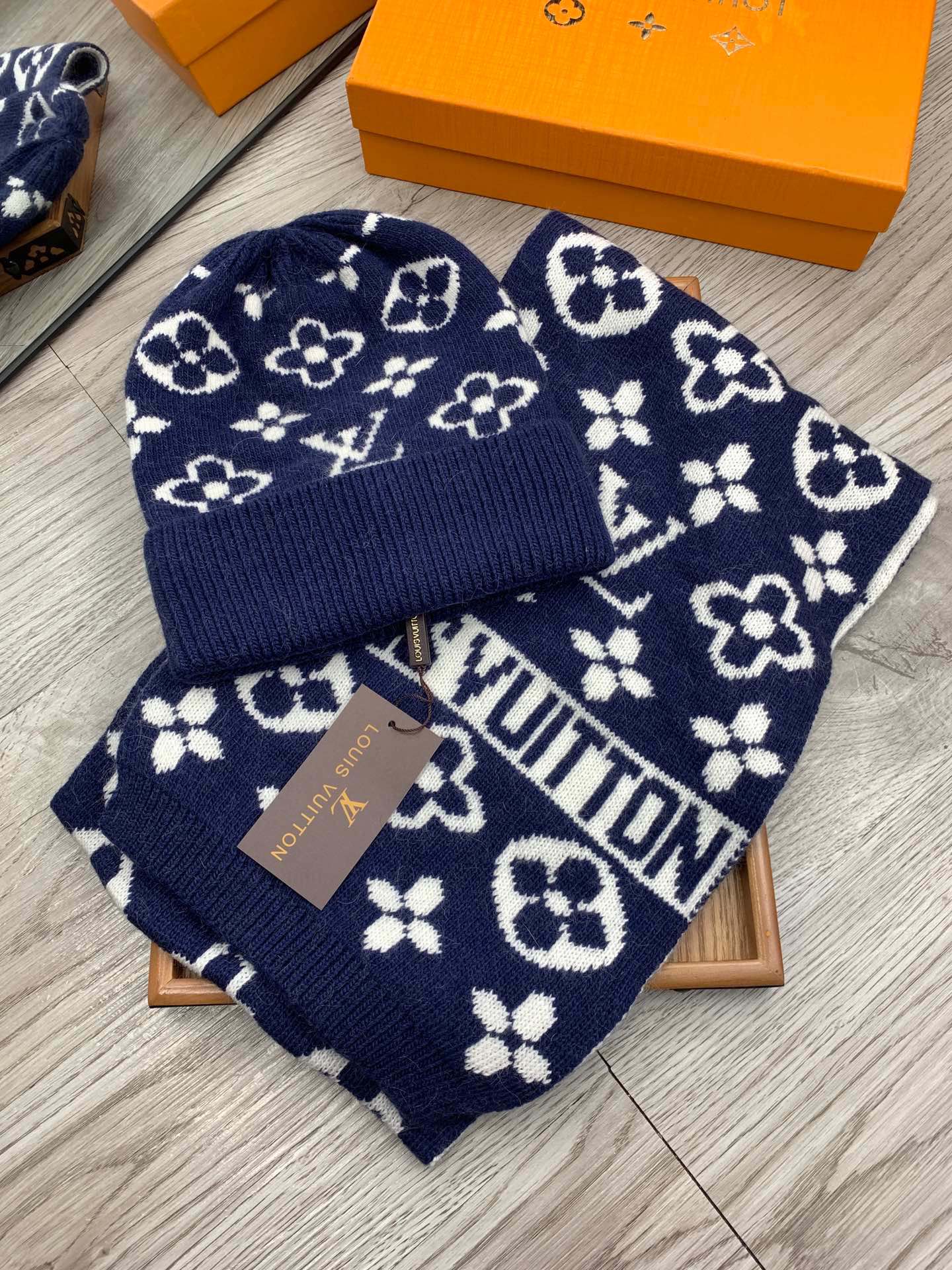 🌹。L家。【羊毛套装帽子】经典套装帽子！帽子➕围巾！材质：70%羊毛➕30%兔毛。暖暖哒超级舒服～冬日小姐姐减龄神器哦～