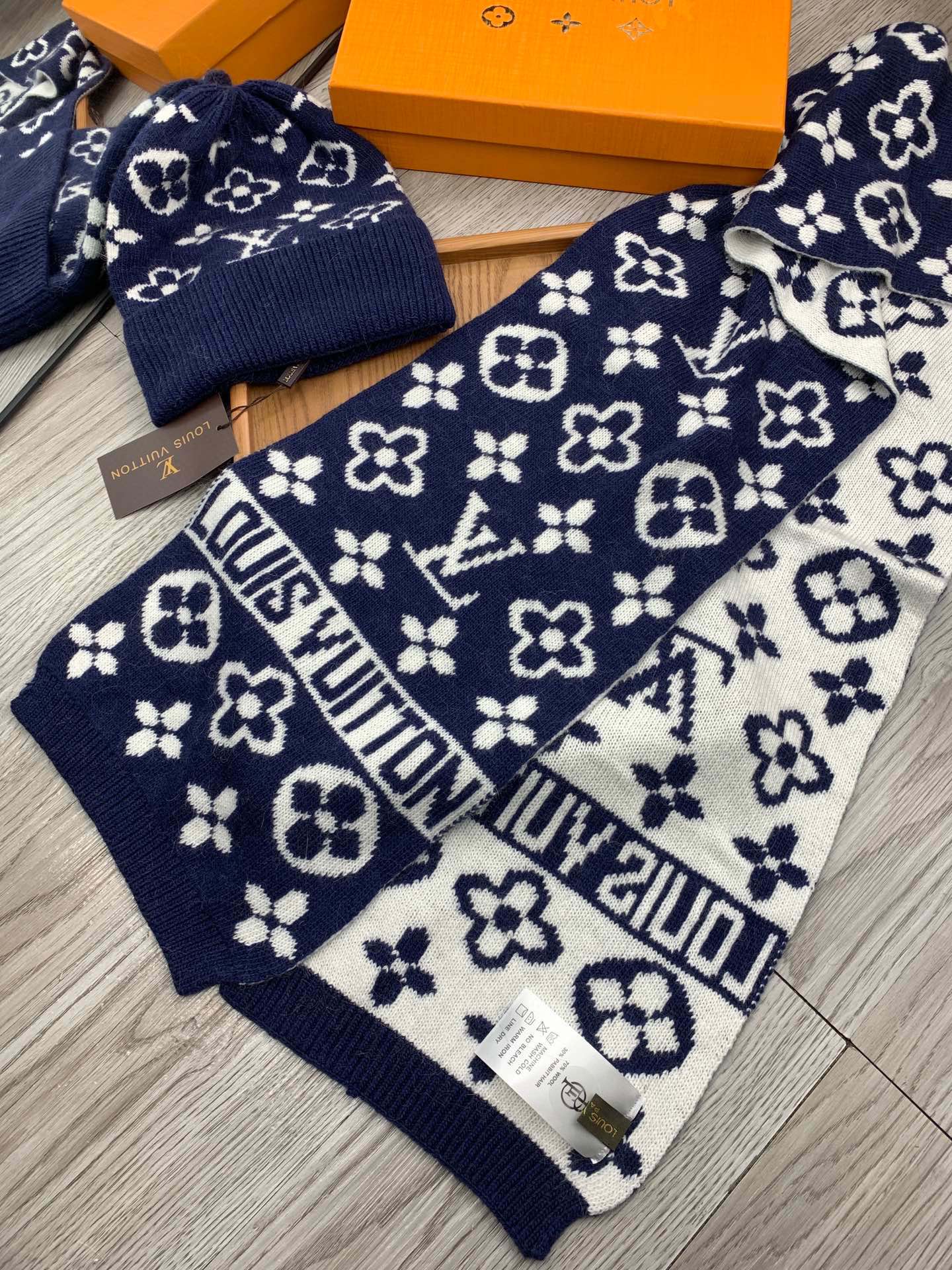 🌹。L家。【羊毛套装帽子】经典套装帽子！帽子➕围巾！材质：70%羊毛➕30%兔毛。暖暖哒超级舒服～冬日小姐姐减龄神器哦～