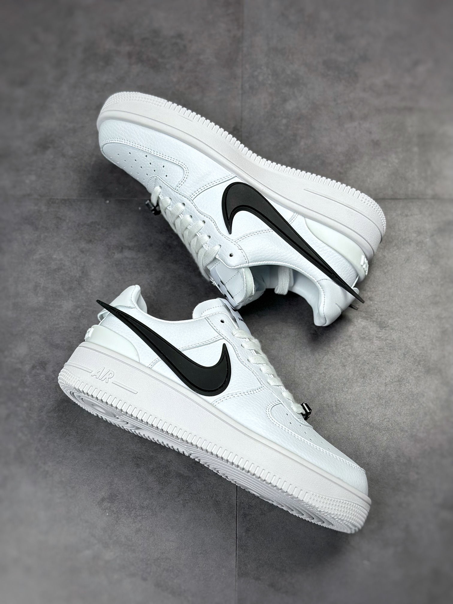 250 AMBUSH xNike Air Force1 Low 全身采用皮革打造  DV3464-400