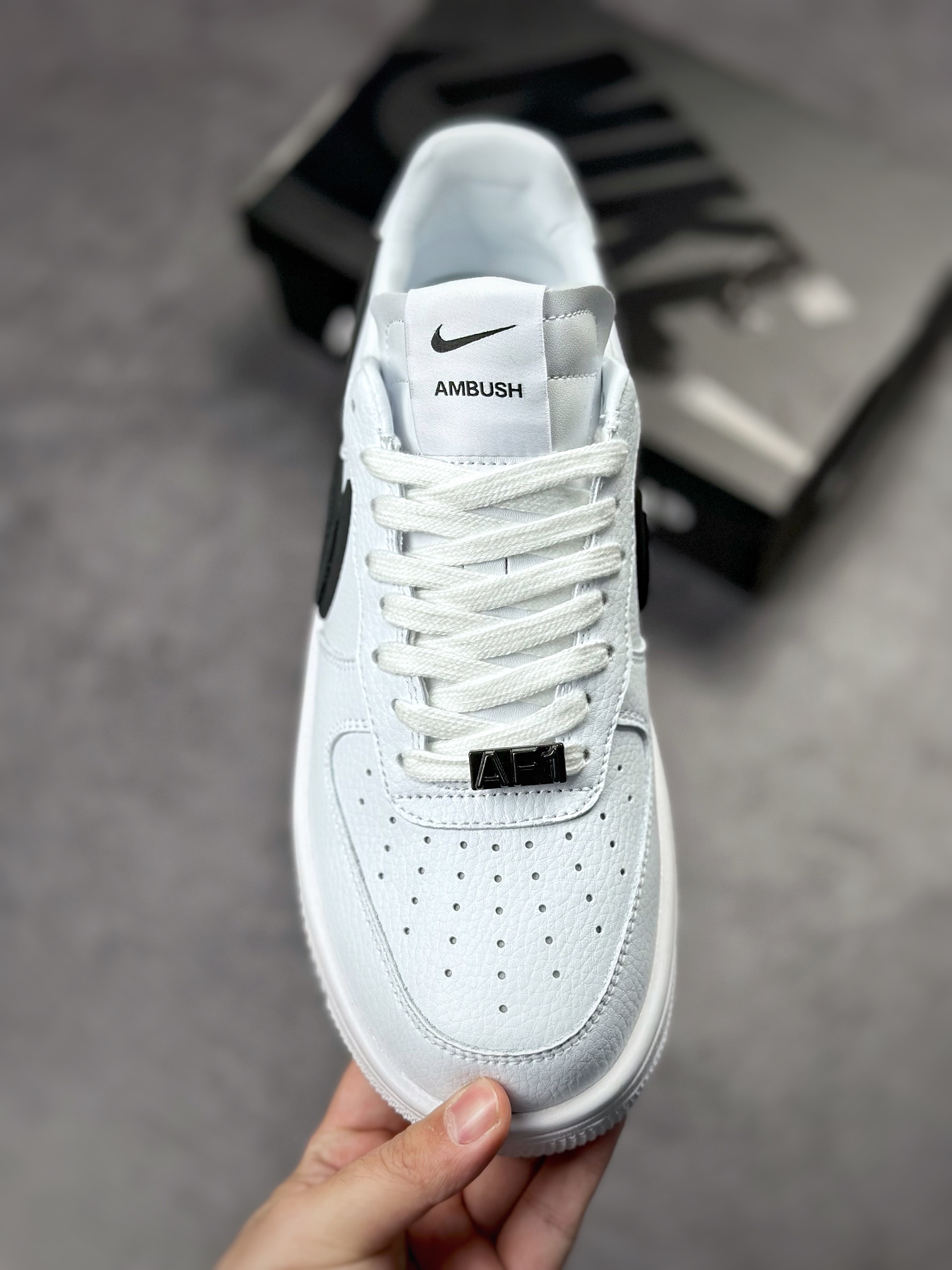 250 AMBUSH xNike Air Force1 Low 全身采用皮革打造  DV3464-400