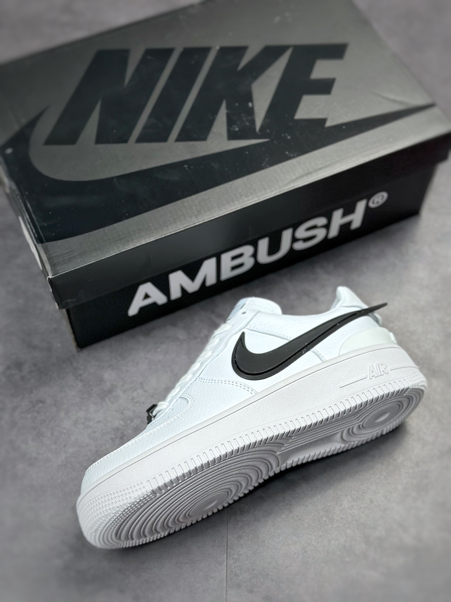 250 AMBUSH xNike Air Force1 Low 全身采用皮革打造  DV3464-400