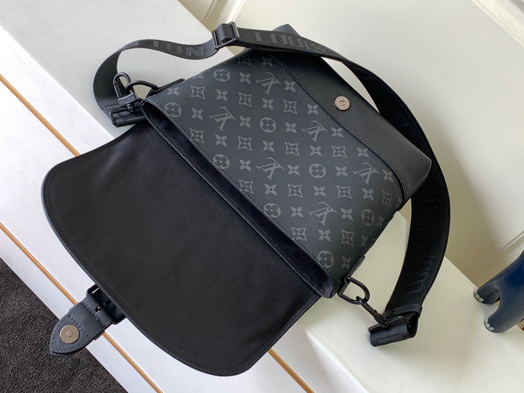 LOUIS VUITTON M45911 This new Messenger bag