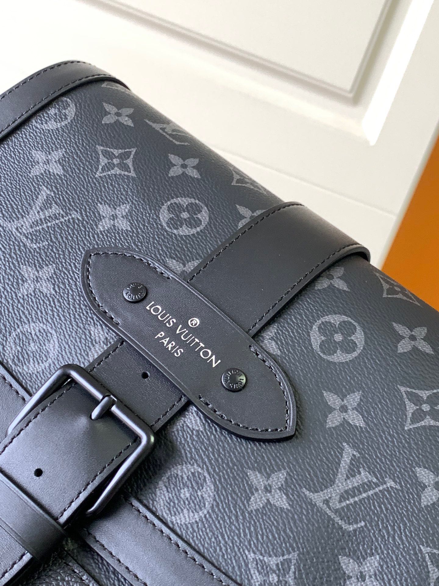 LOUIS VUITTON M45911 This new Messenger bag