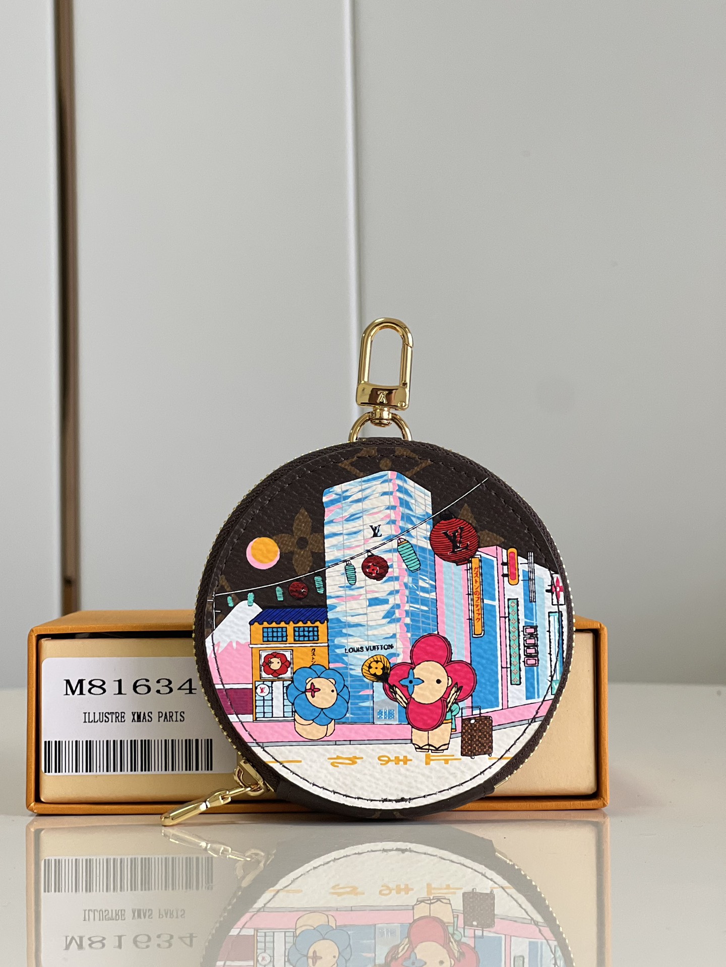 NO:399434,【Exclusive real shot M81634】 Vivienne Holidays series round cake coin wallets are made of Monogram canvas, depicting the mascot Vivienne Global Shopping Tour Tokyo Station. Monogram canvas reflects Mount Fuji, the bustling Ginza and Louis Vuitton boutiques, flipped to present a plain tone, paired with metal key rings and spring buckles. Size 9x9x1cm Z.220, LV [original leather], louis vuitton, louis vuitton, wallets19860909【独家实拍 M81634】 Vivienne Holidays 系列圆饼零钱包取材 Monogram 帆布,描绘吉祥物 Vivienne 环球购物之旅的东京站.Monogram 帆布映现富士山、繁华喧闹的银座和路易威登精品店,翻转呈现素净色调,搭配金属钥匙环和弹簧扣.尺寸9x9x1cm Z.220,LV【原厂皮】,louis vuitton,louis vuitton,wallets,Bag