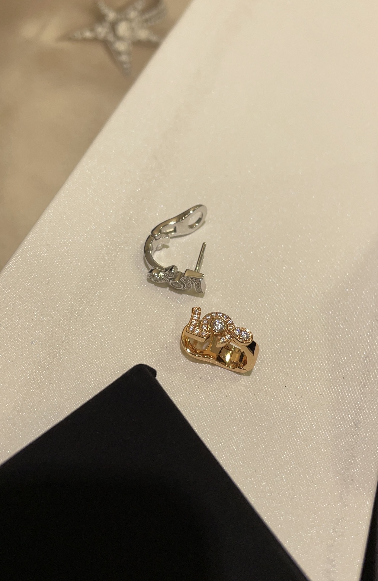 NO:632108,Single piece 88180, gold & platinum, new high-end jewelry. 5 single earrings, Xiaoxiang’s classic lucky number 5 design combined with pear-shaped diamonds, highly recognizable, elegant, noble and dazzling, zp real gold and real diamonds, single price w+, real shot 925 sterling silver inlaid with zircon, jewelry craftsmanship, white gold & gold optional, pure silver, Cartier high-end jewelry19860909单只88180, 金色&白金色 新款高级珠宝.5单只耳钉耳拍 小香经典幸运数字5设计融合水滴钻 辨识度极高,优雅高贵又耀眼迷人 zp真金真钻 单只价格w+ 实拍925纯银镶嵌锆石 珠宝工艺 白金色&金色可选,,pure silver,卡迪亚高端饰品,Jewelry