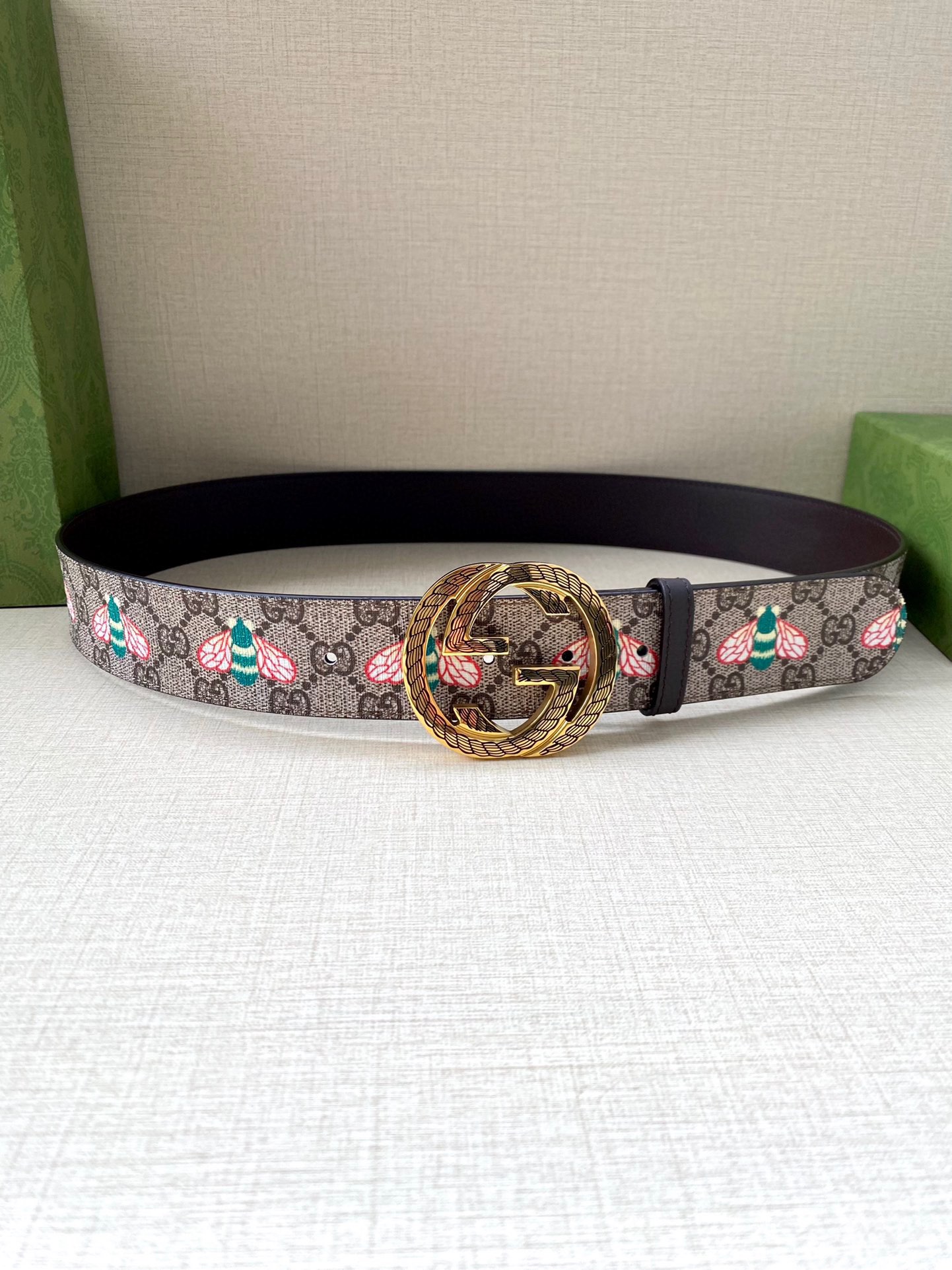  宽度4.0cm GUCCI 蜜蜂图案是Gucci动物王国中的标志性元素之一，在这款配饰中焕新演绎为卡通