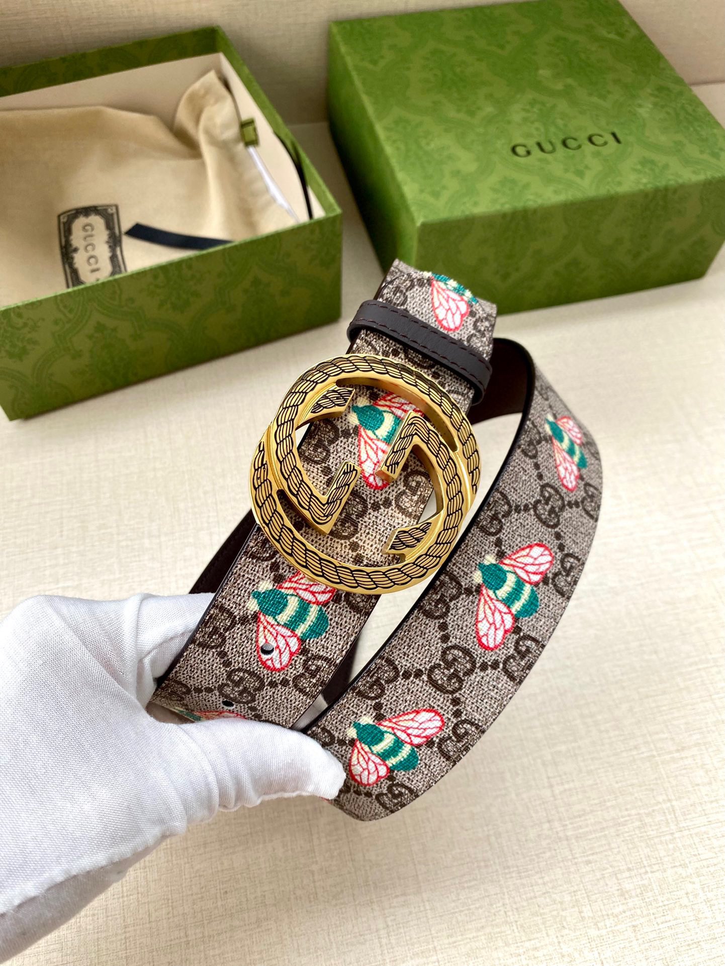  宽度4.0cm GUCCI 蜜蜂图案是Gucci动物王国中的标志性元素之一，在这款配饰中焕新演绎为卡通