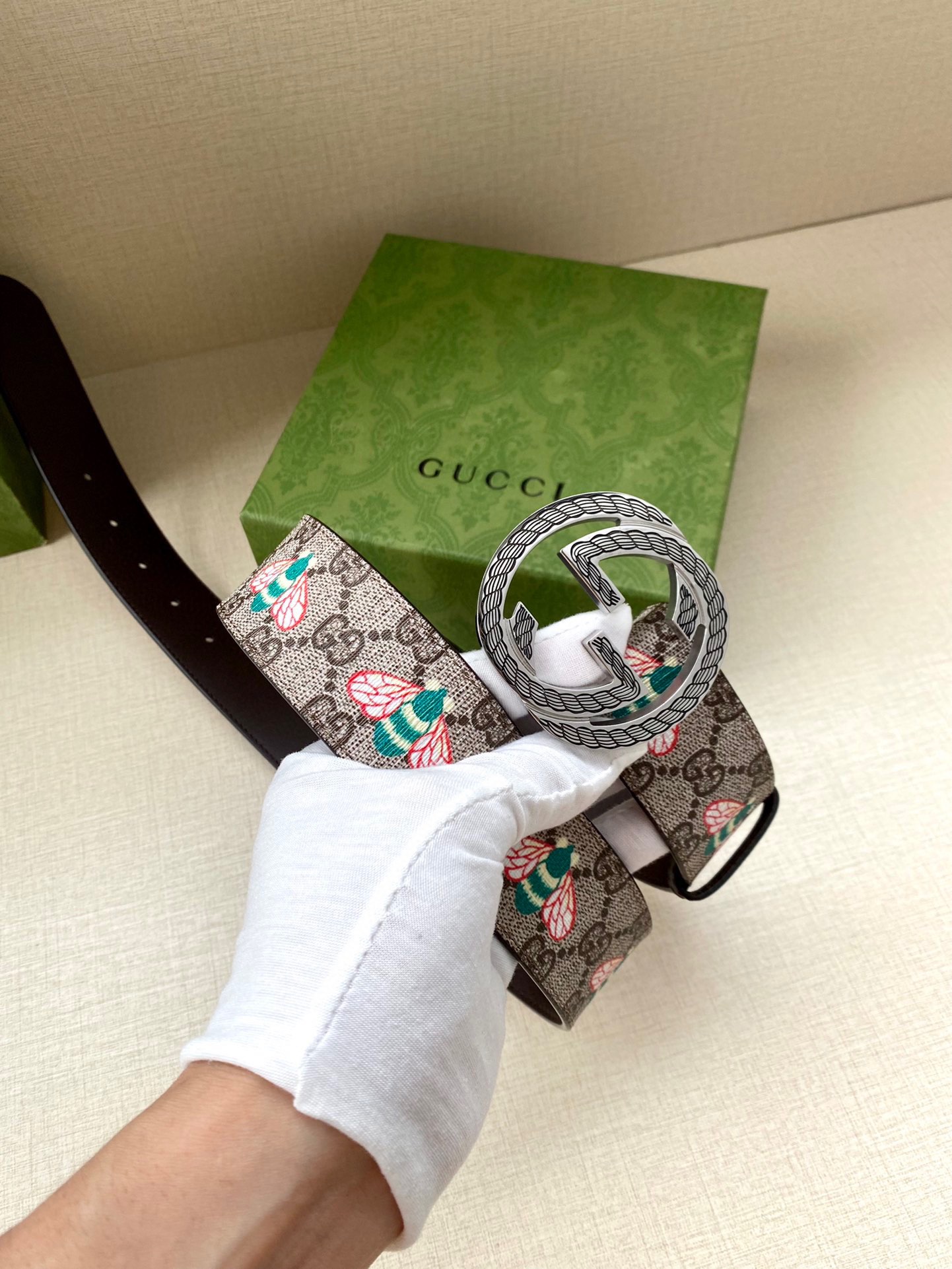  宽度4.0cm GUCCI 蜜蜂图案是Gucci动物王国中的标志性元素之一，在这款配饰中焕新演绎为卡通