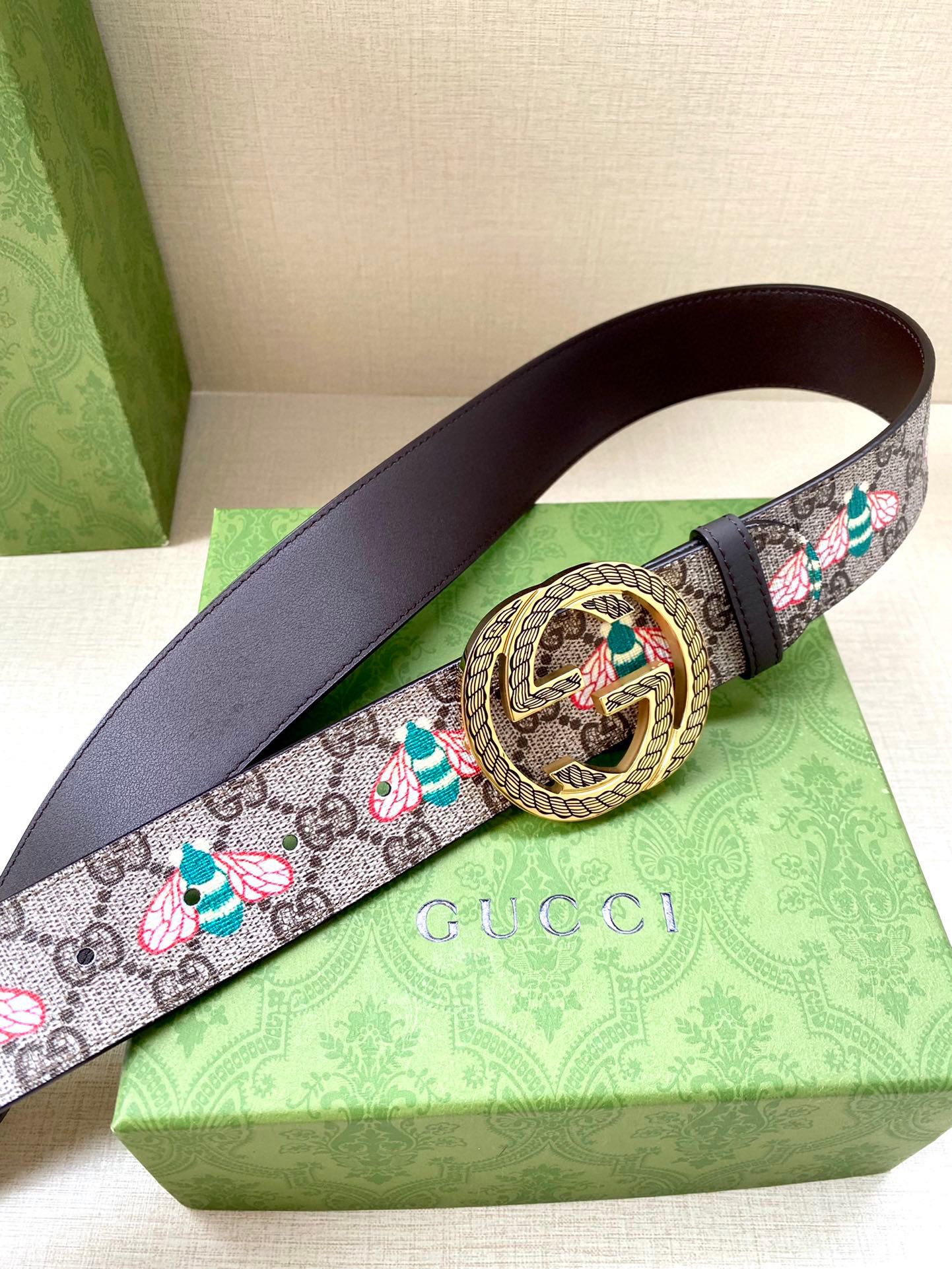  宽度4.0cm GUCCI 蜜蜂图案是Gucci动物王国中的标志性元素之一，在这款配饰中焕新演绎为卡通