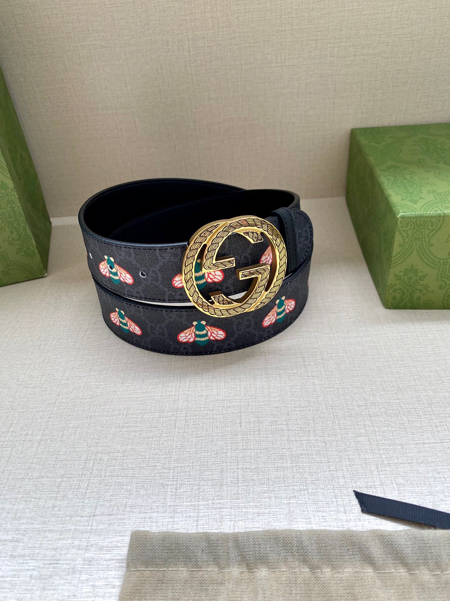  宽度4.0cm GUCCI 蜜蜂图案是Gucci动物王国中的标志性元素之一，在这款配饰中焕新演绎为卡通